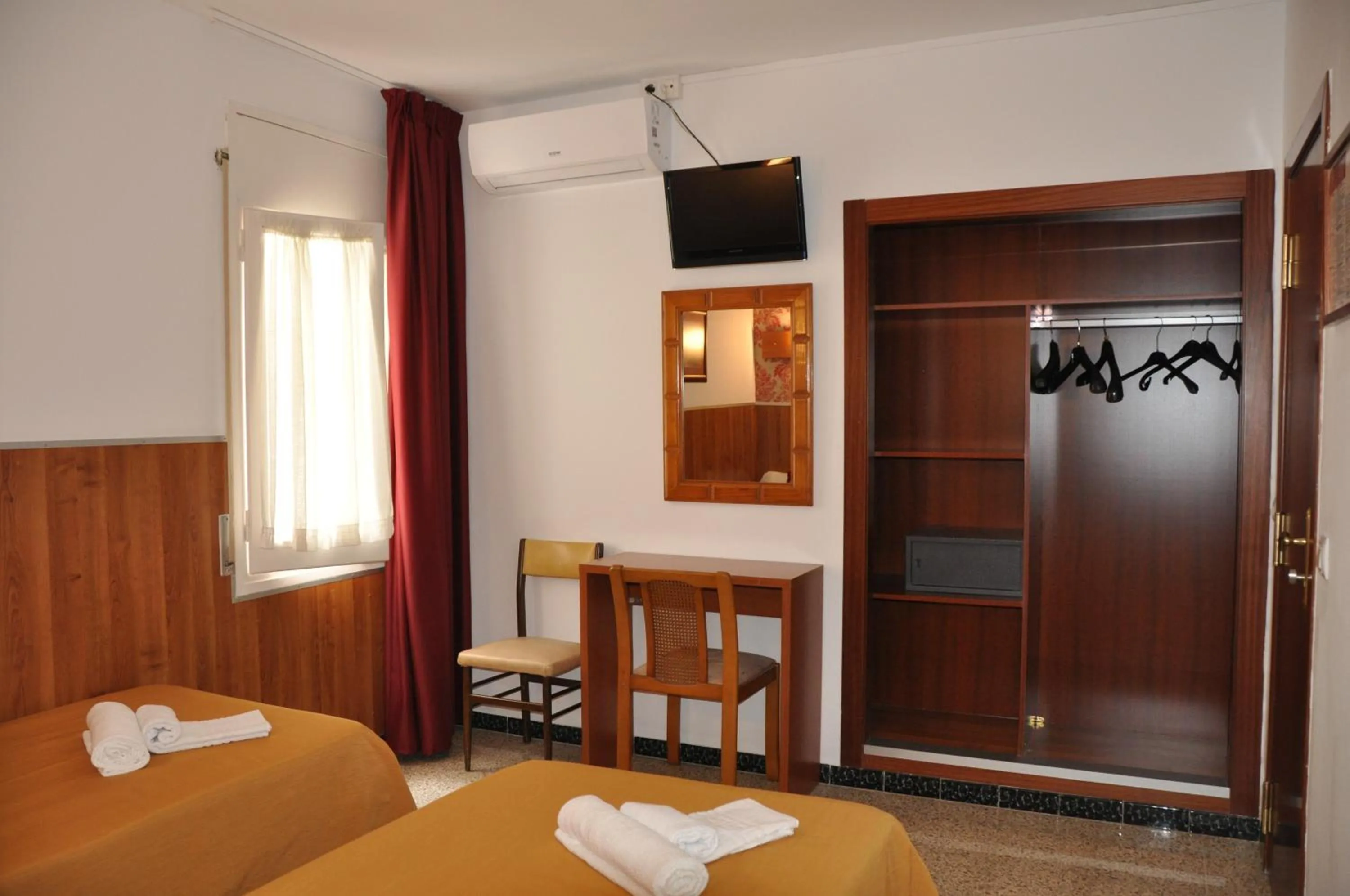 Bed in Hostal - Pensión El Amigo