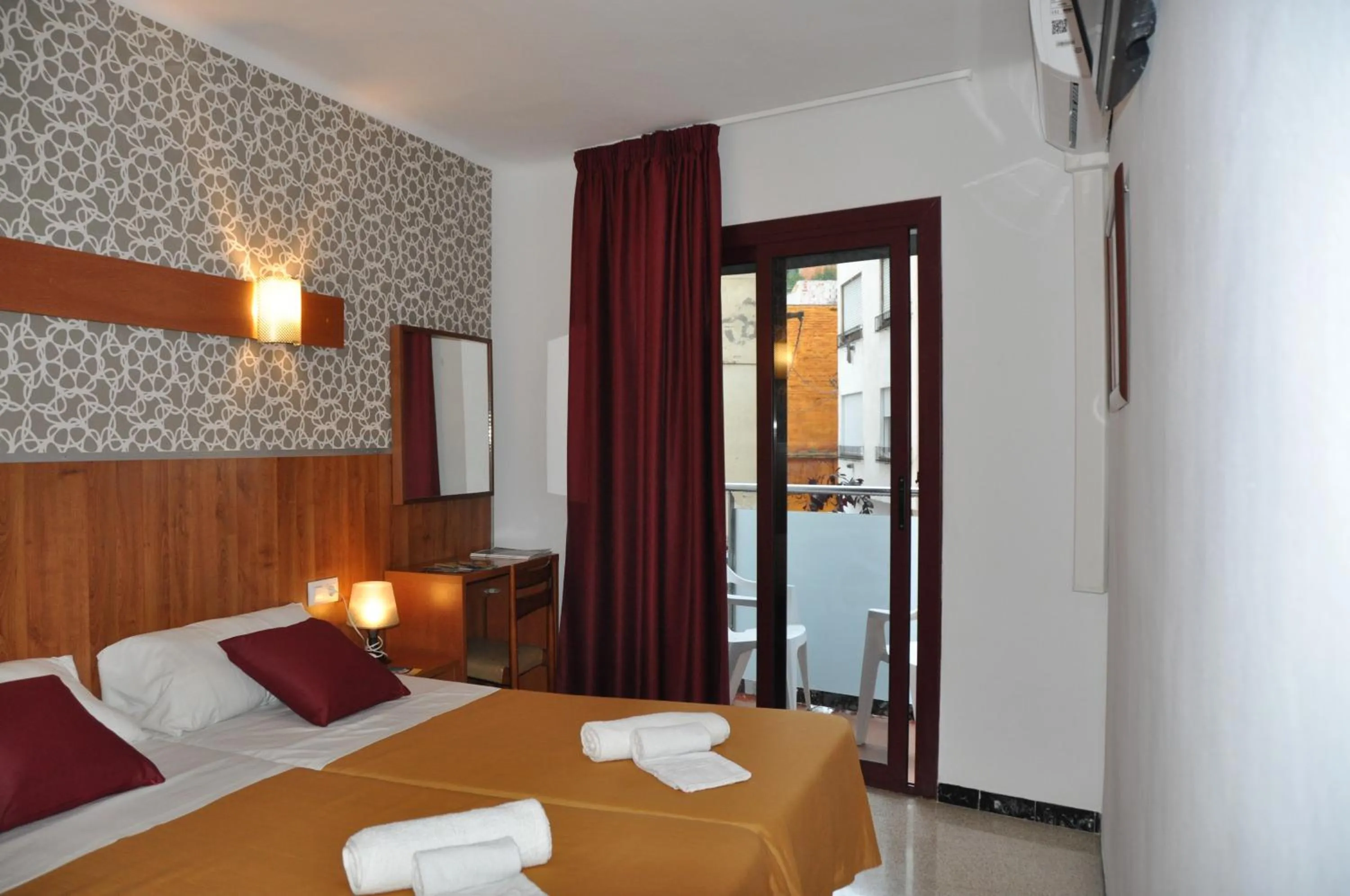 Bedroom, Bed in Hostal - Pensión El Amigo