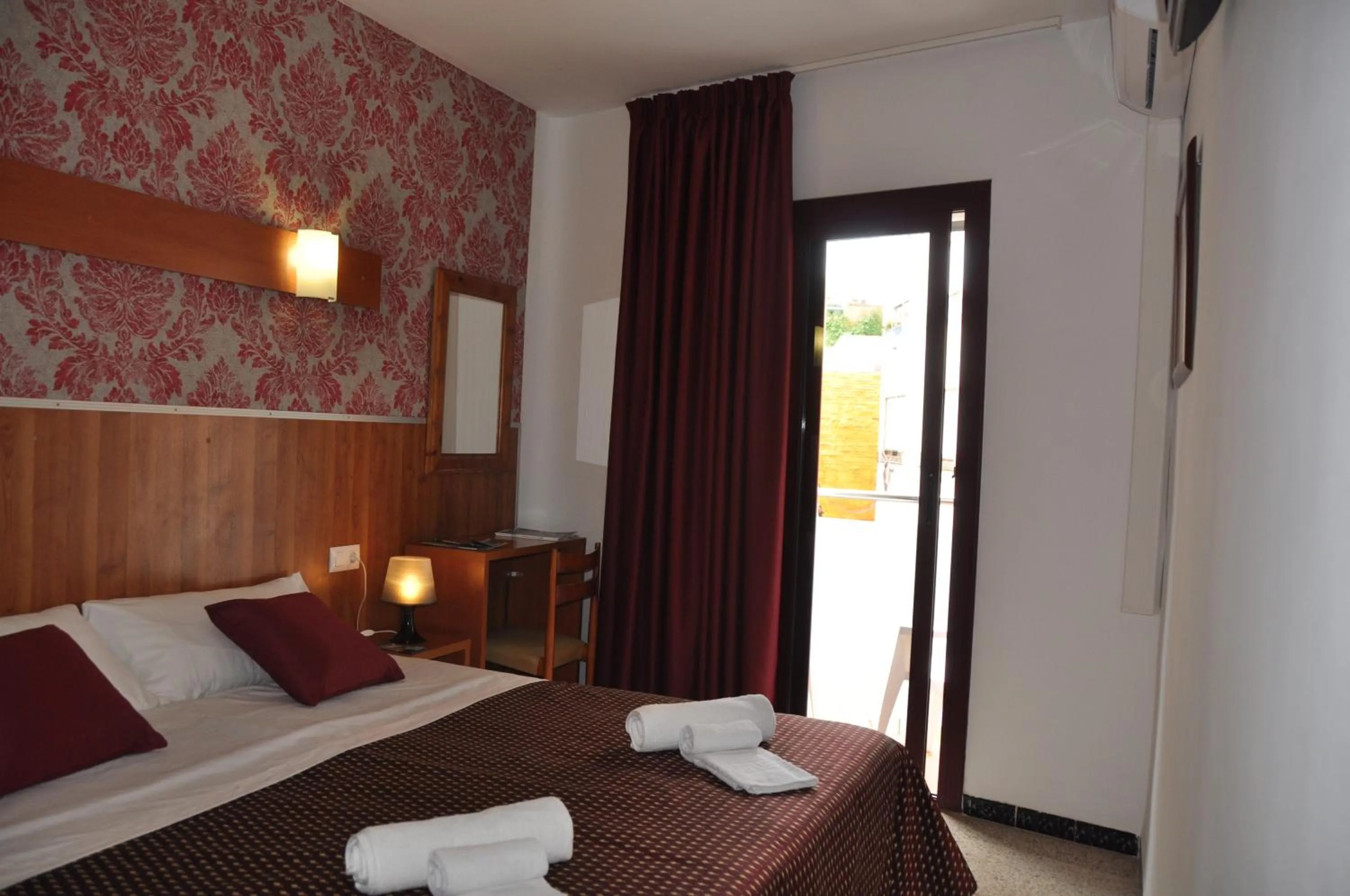 Bedroom, Bed in Hostal - Pensión El Amigo