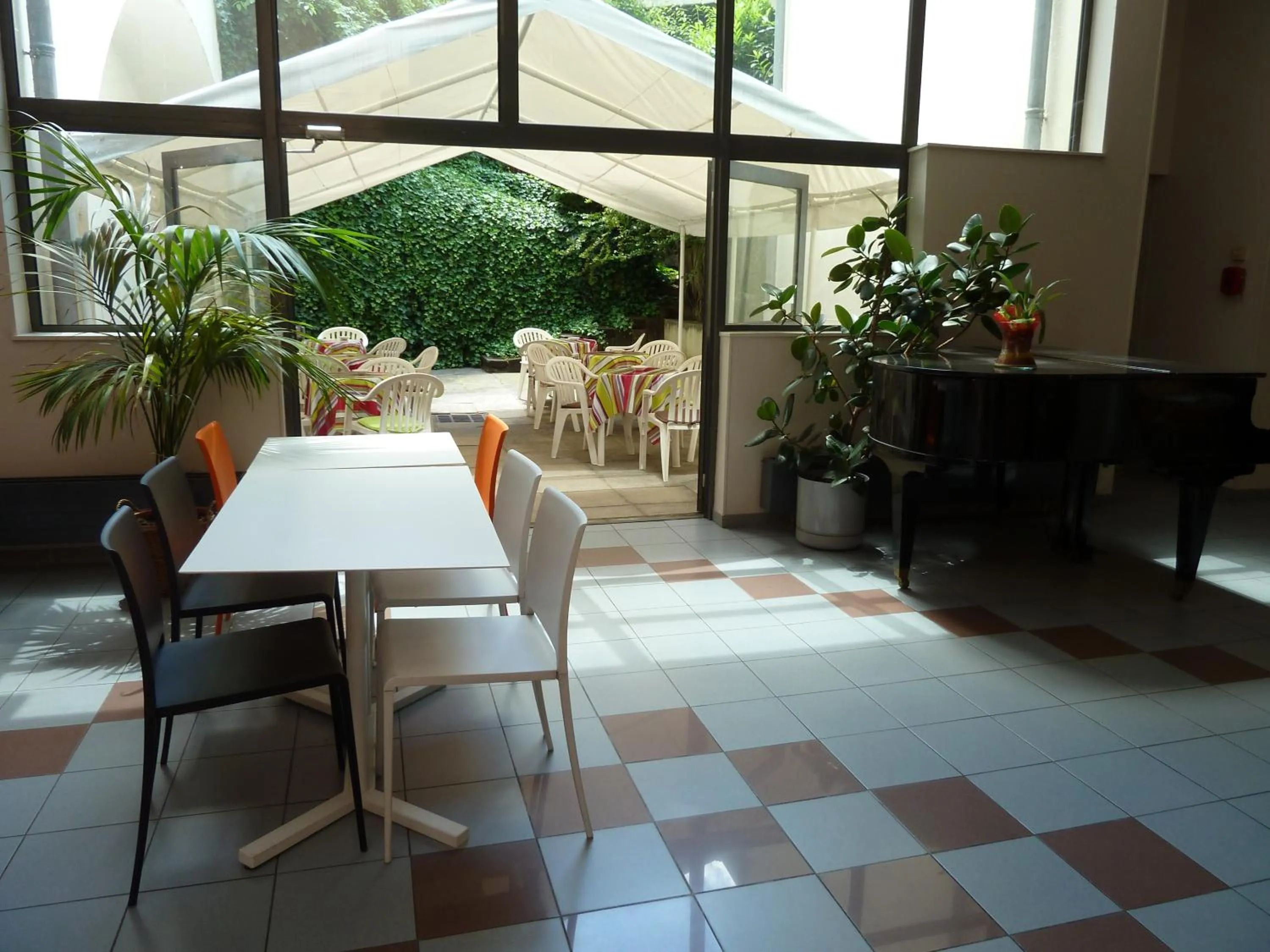 Patio in Appart Hôtel Lyon Villemanzy