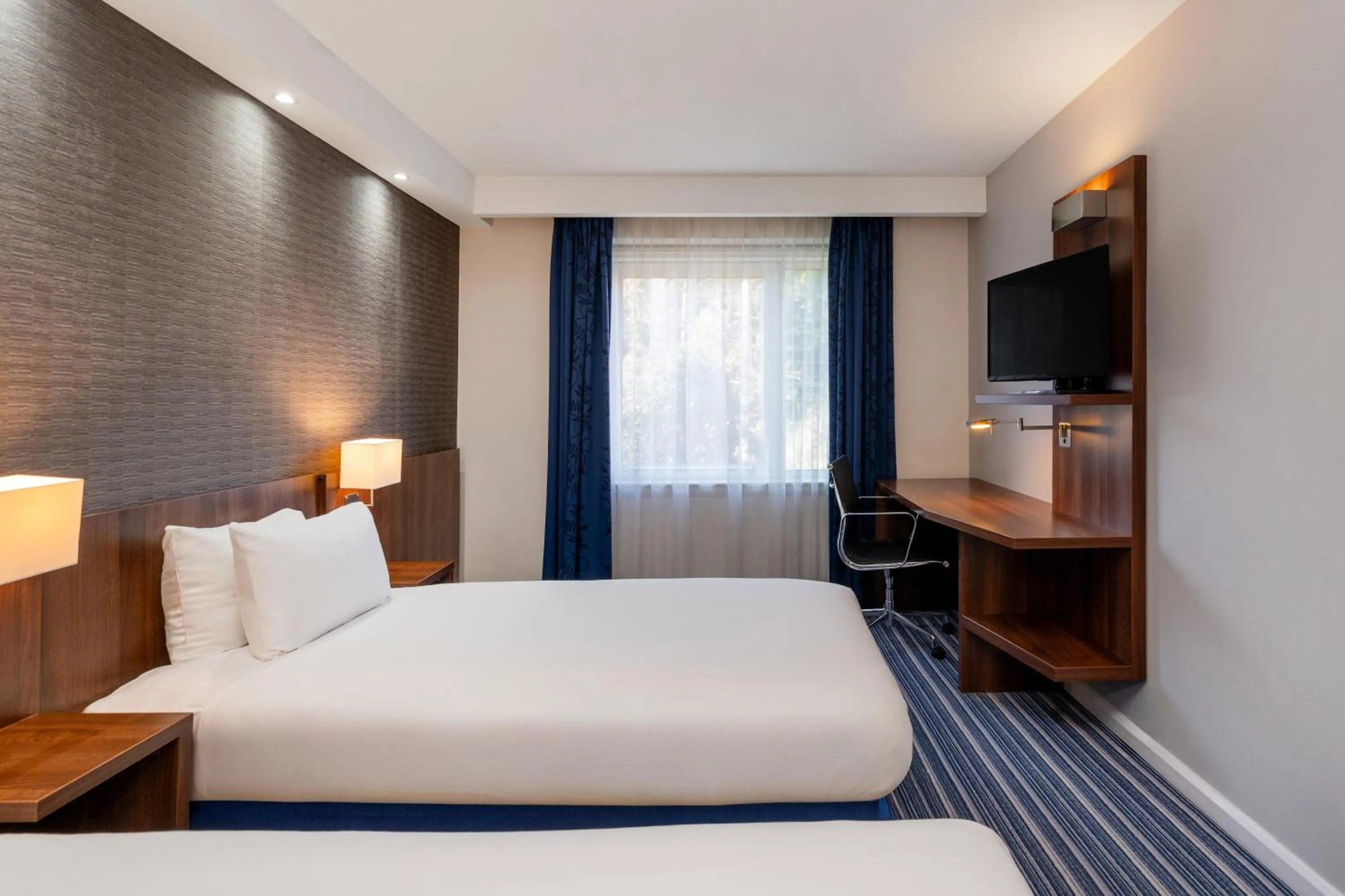 Bed in Holiday Inn Express Cambridge Duxford M11 Jct 10, an IHG Hotel