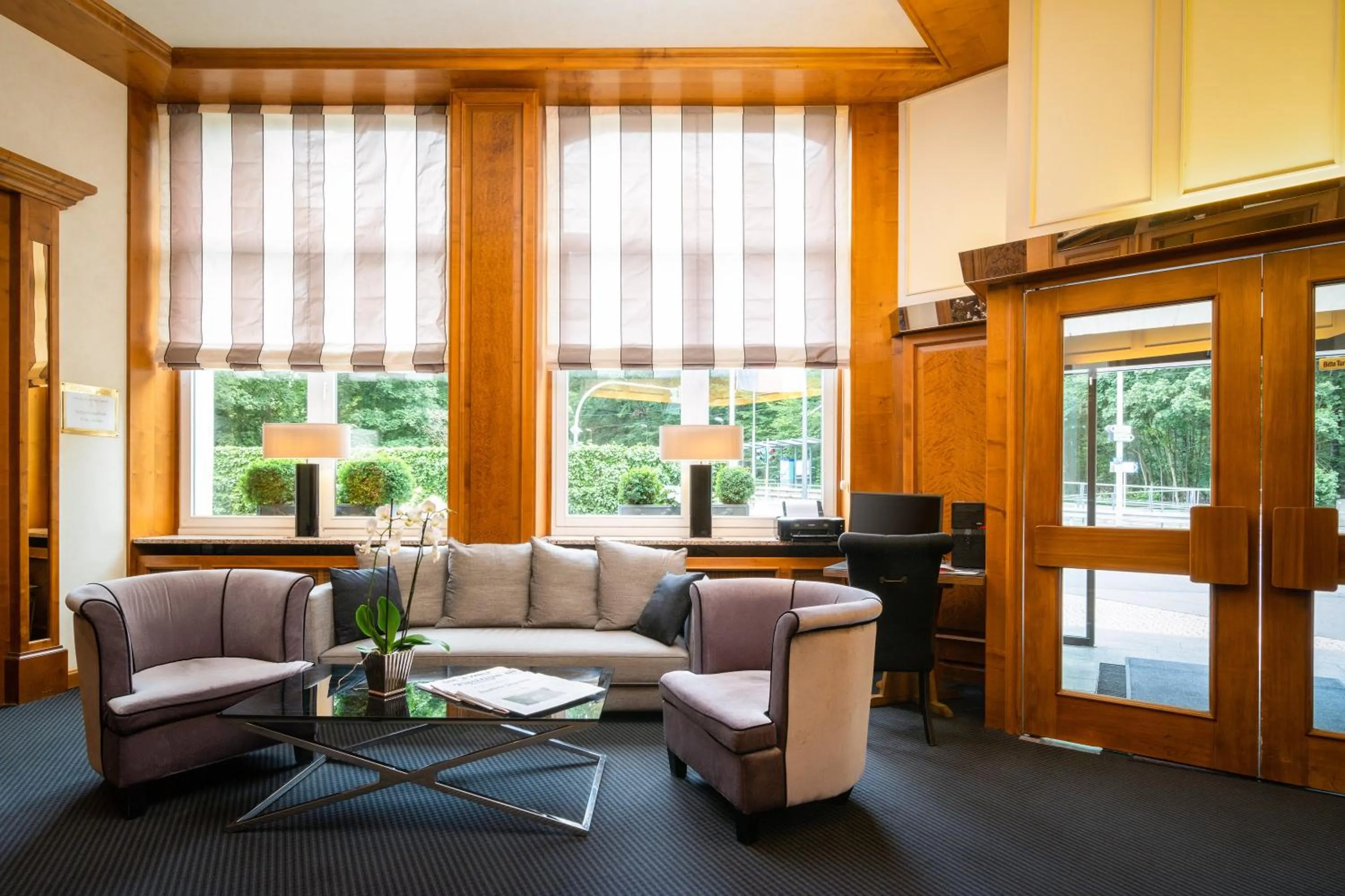 Lobby or reception in Parkhotel am Taunus