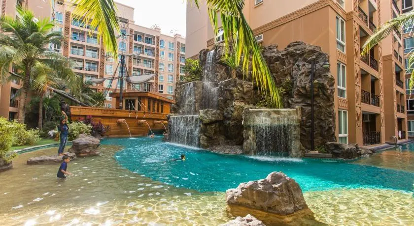 Swimming pool in Atlantis Condo Resort Jomtien TLH