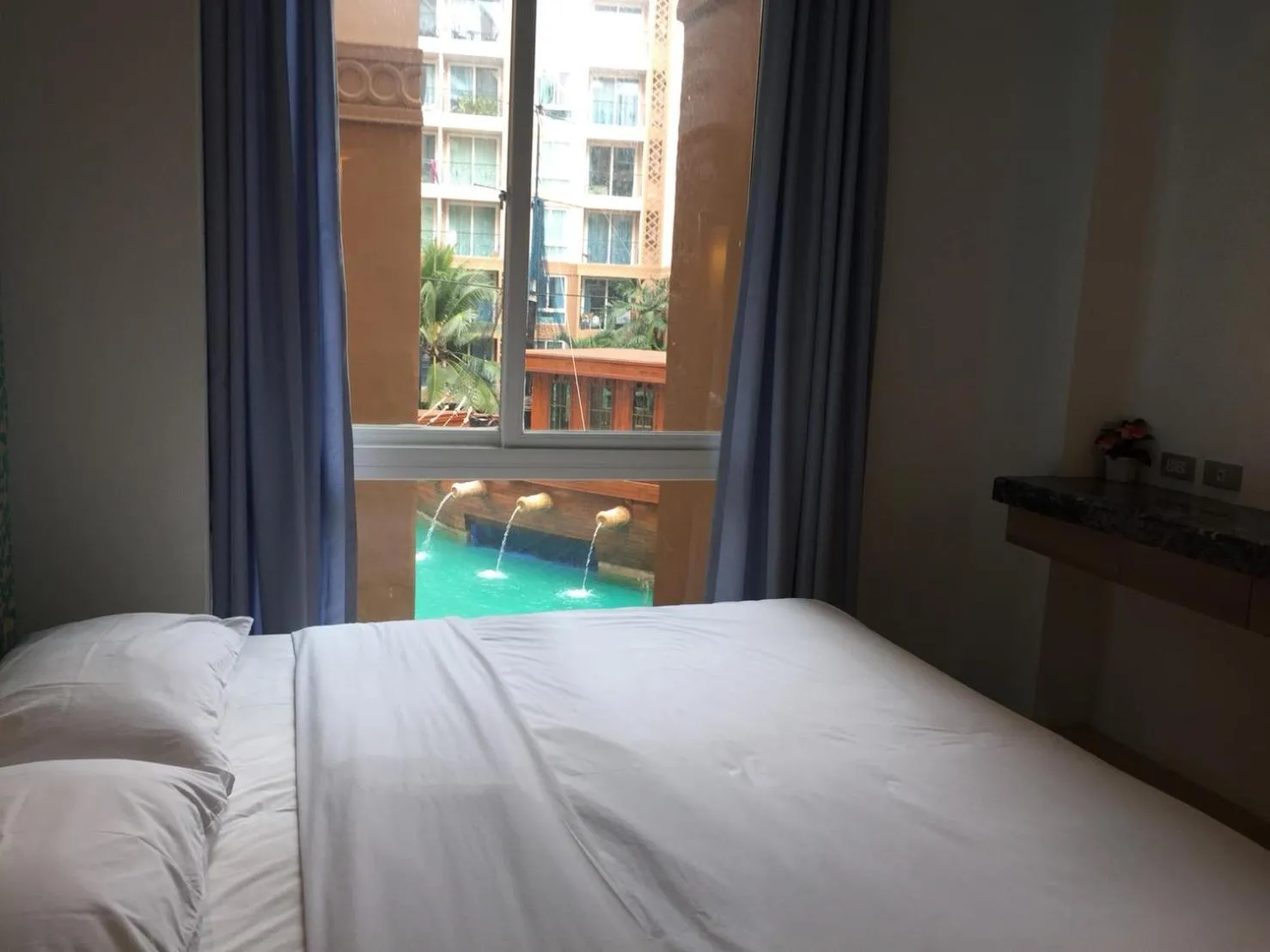 Pool view, Bed in Atlantis Condo Resort Jomtien TLH