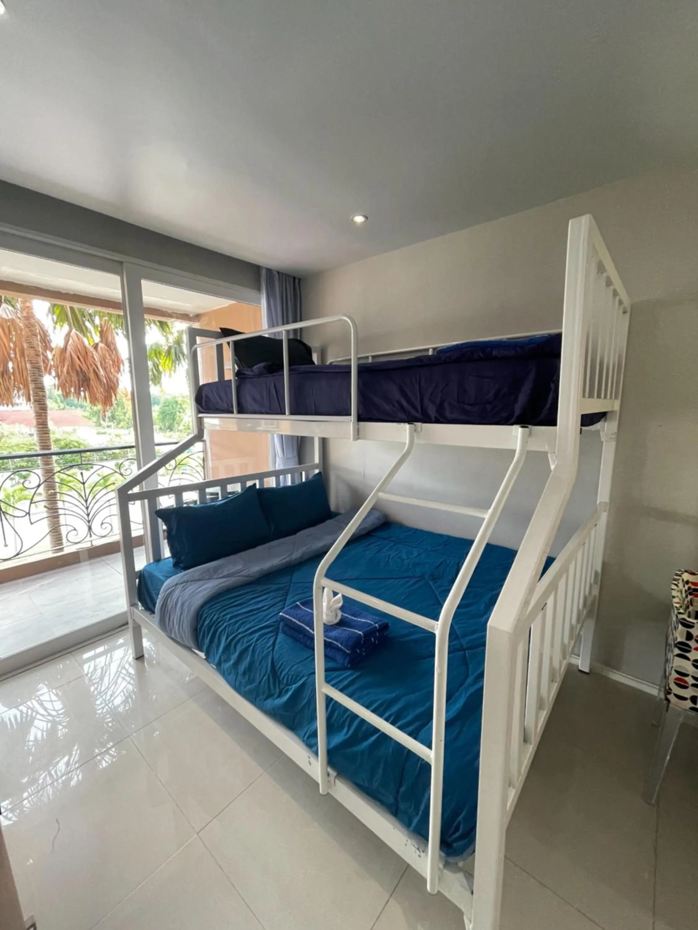 Living room, Bed in Atlantis Condo Resort Jomtien TLH