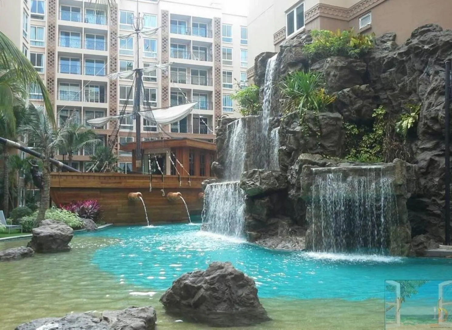 Swimming pool in Atlantis Condo Resort Jomtien TLH