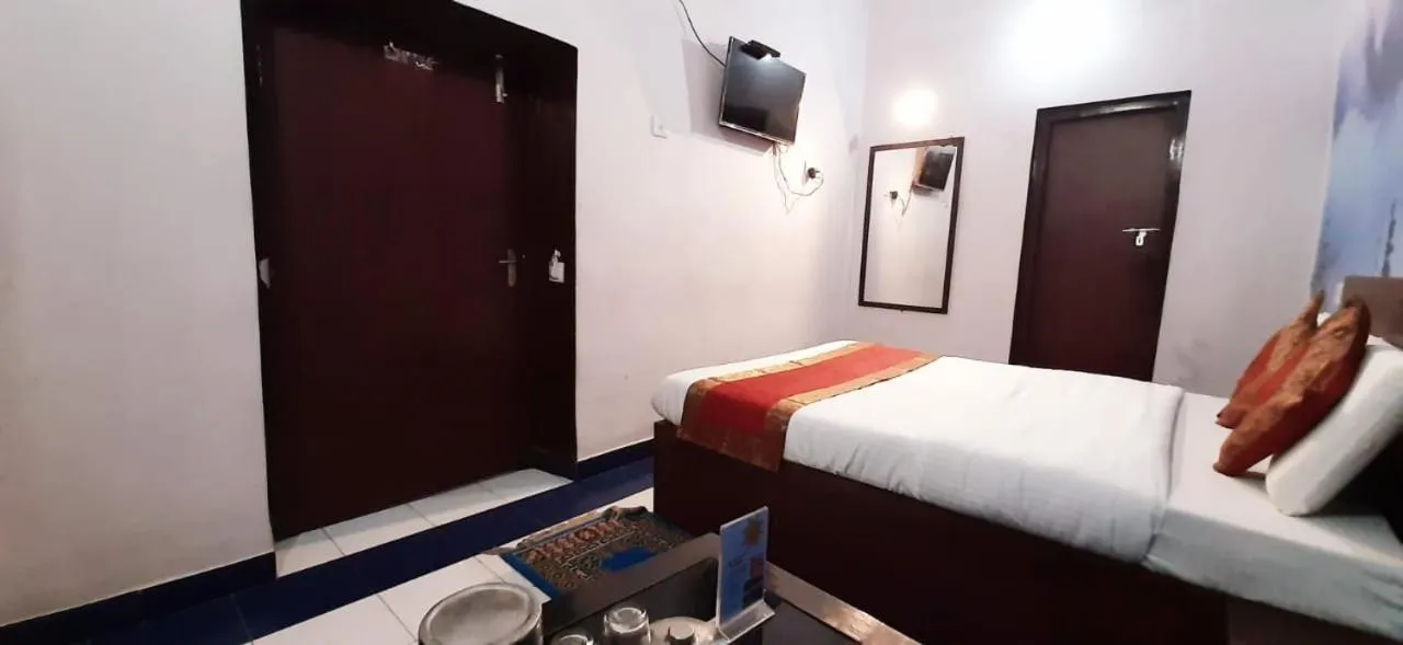 Bedroom, Bed in Luxmi Hotel