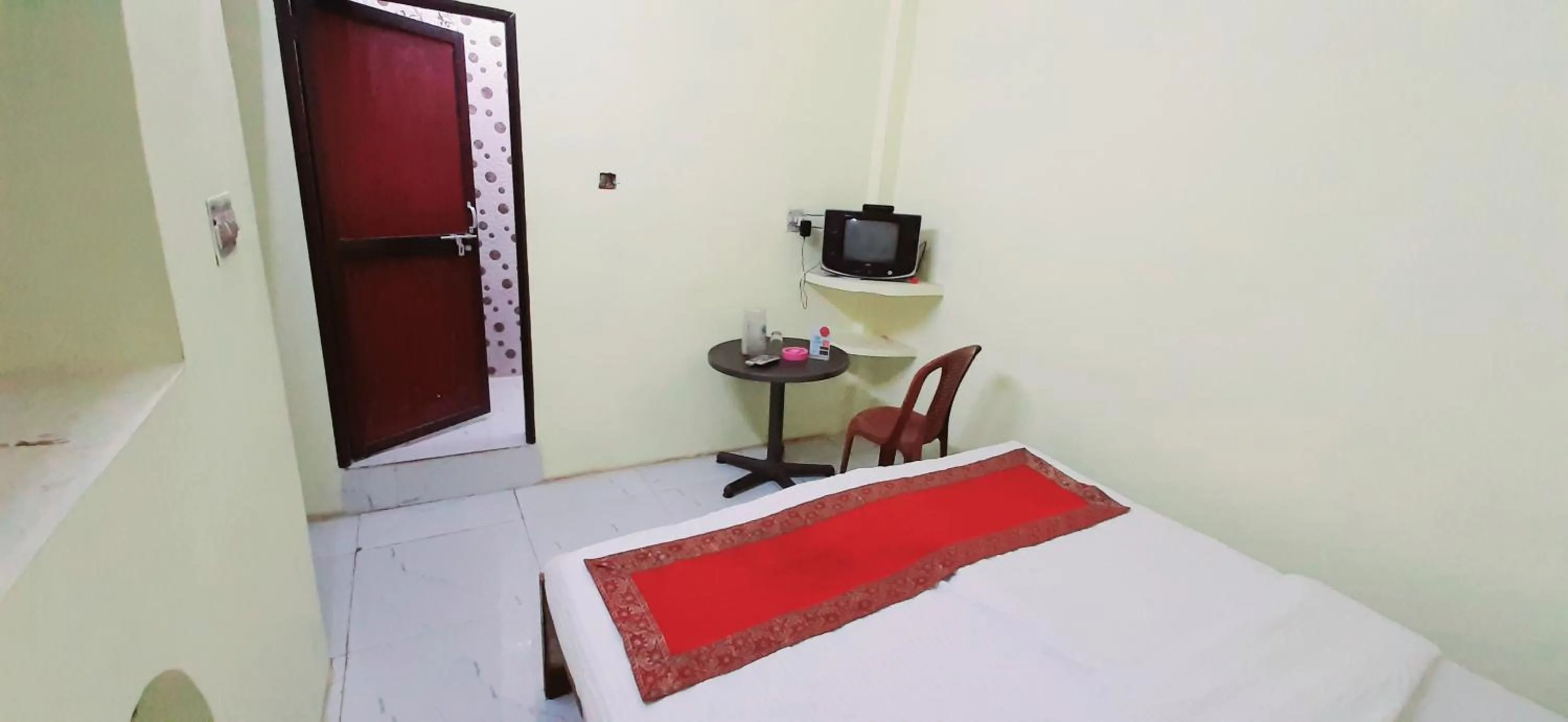 TV and multimedia, Bed in Luxmi Hotel