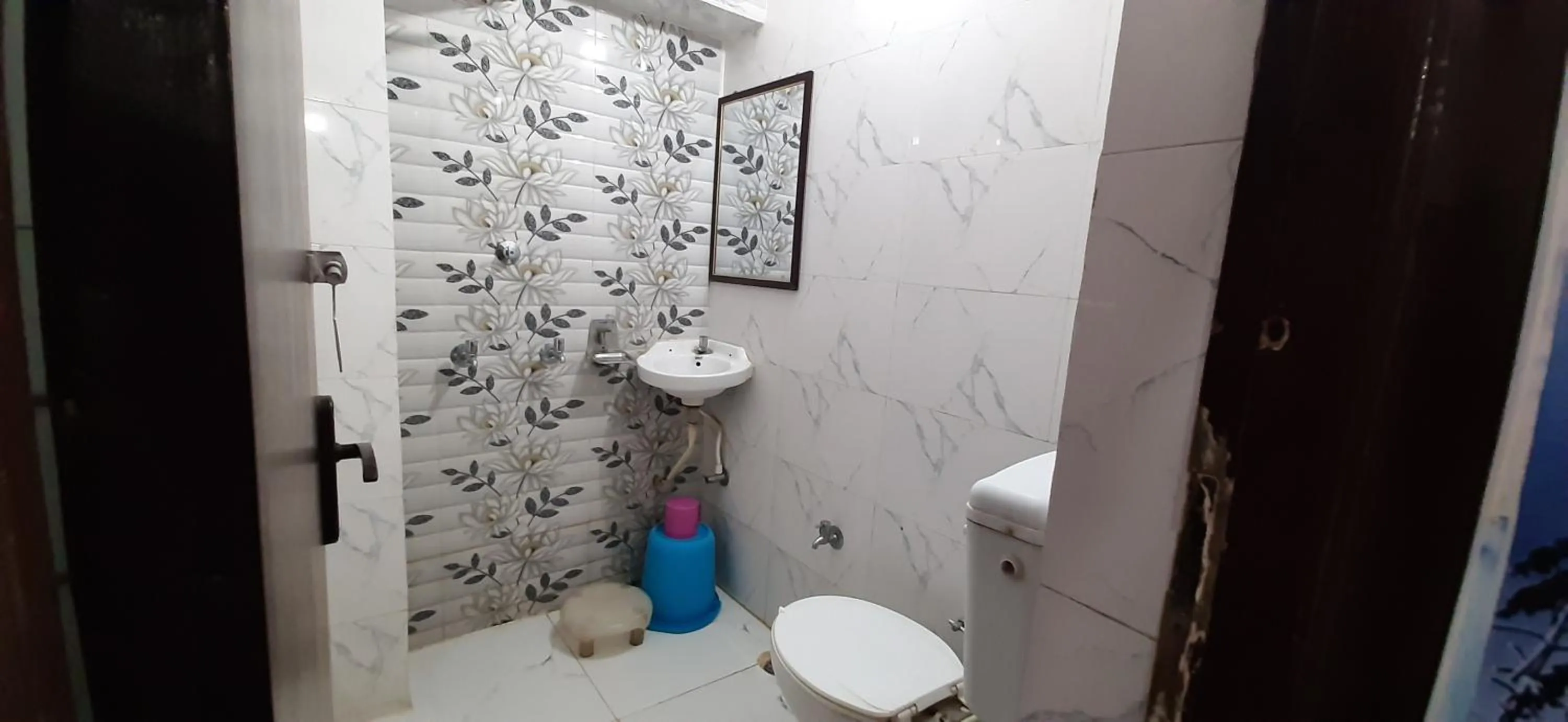 Toilet in Luxmi Hotel