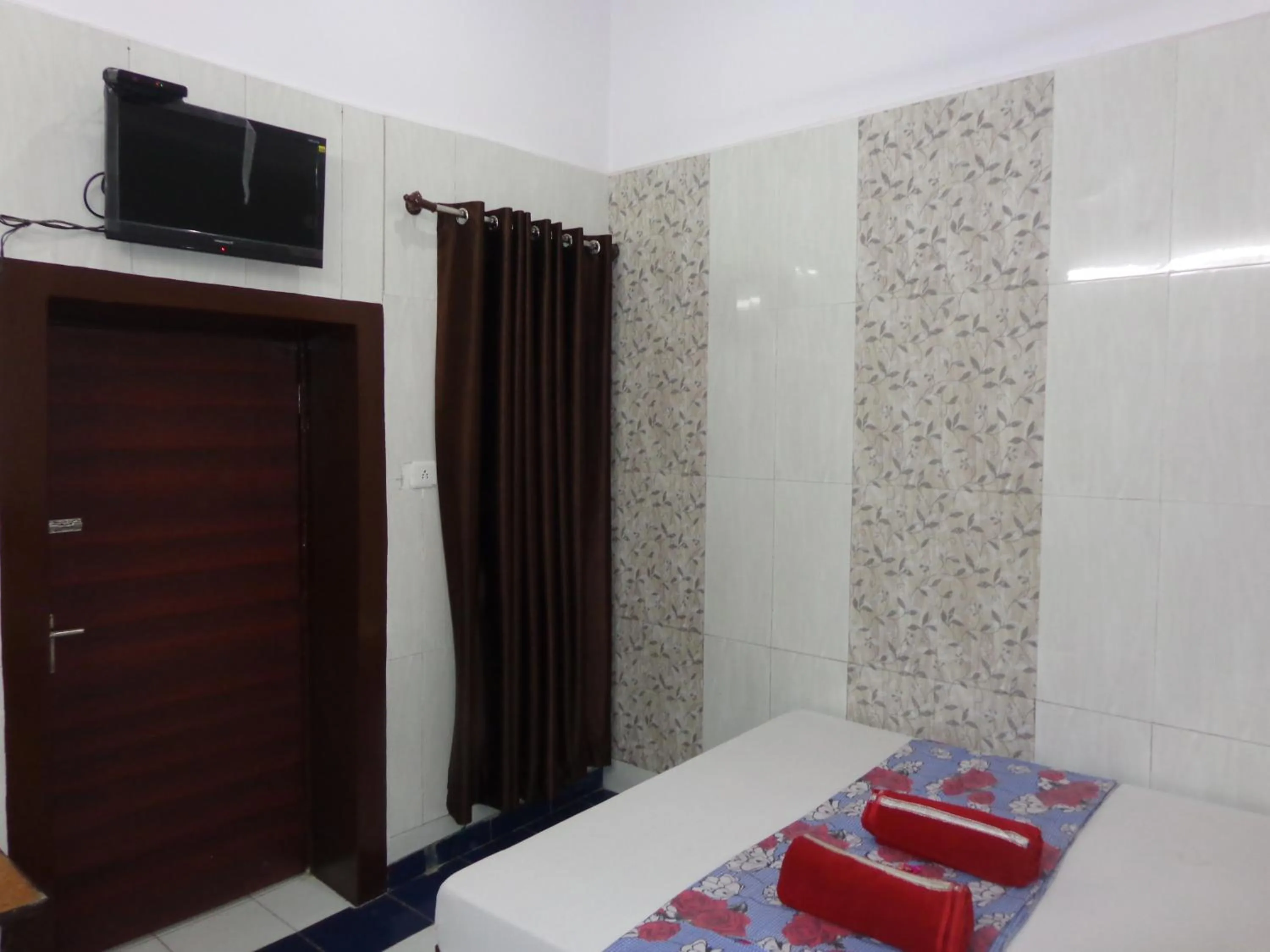 TV and multimedia, Bed in Luxmi Hotel