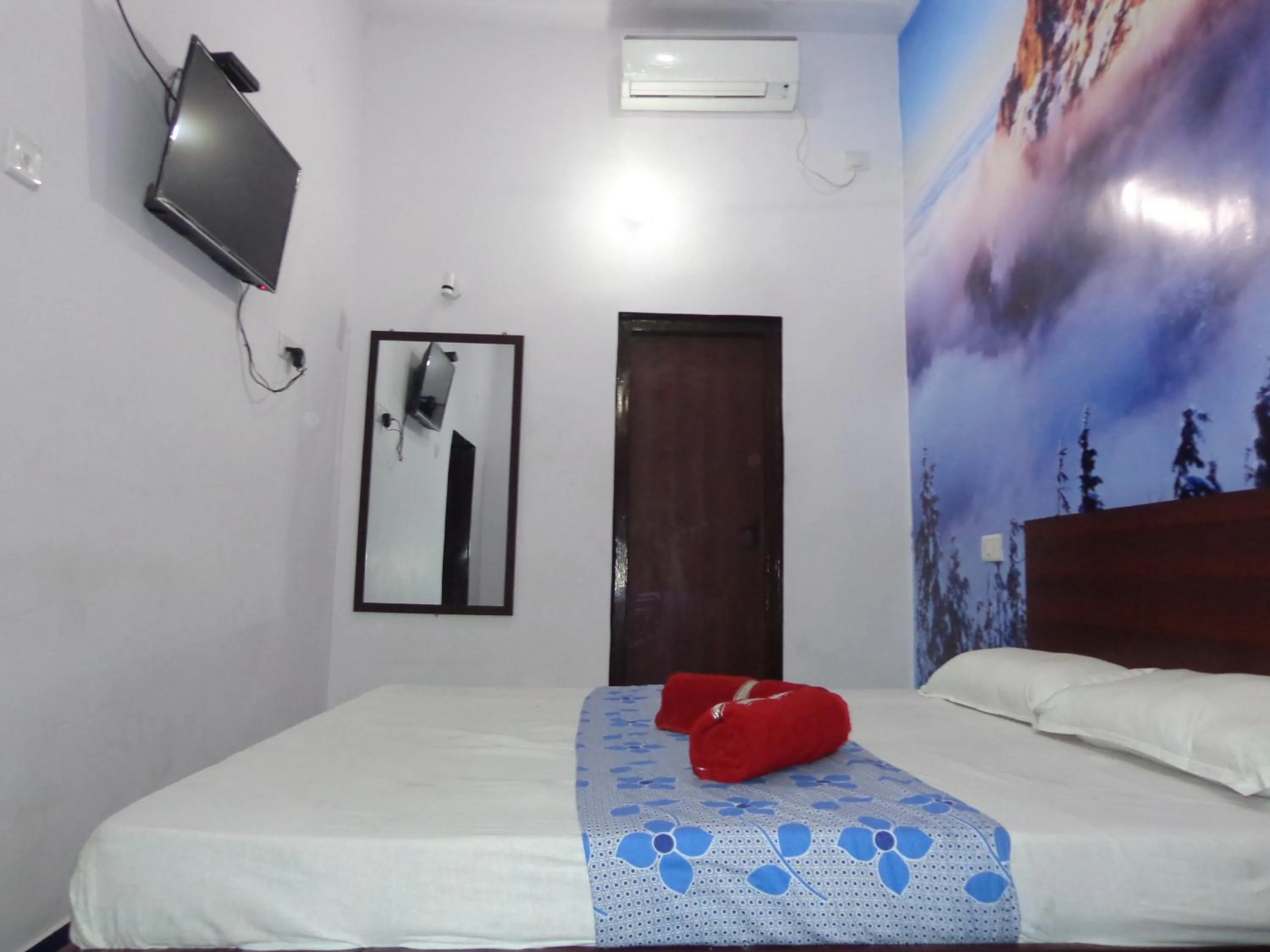 TV and multimedia, Bed in Luxmi Hotel