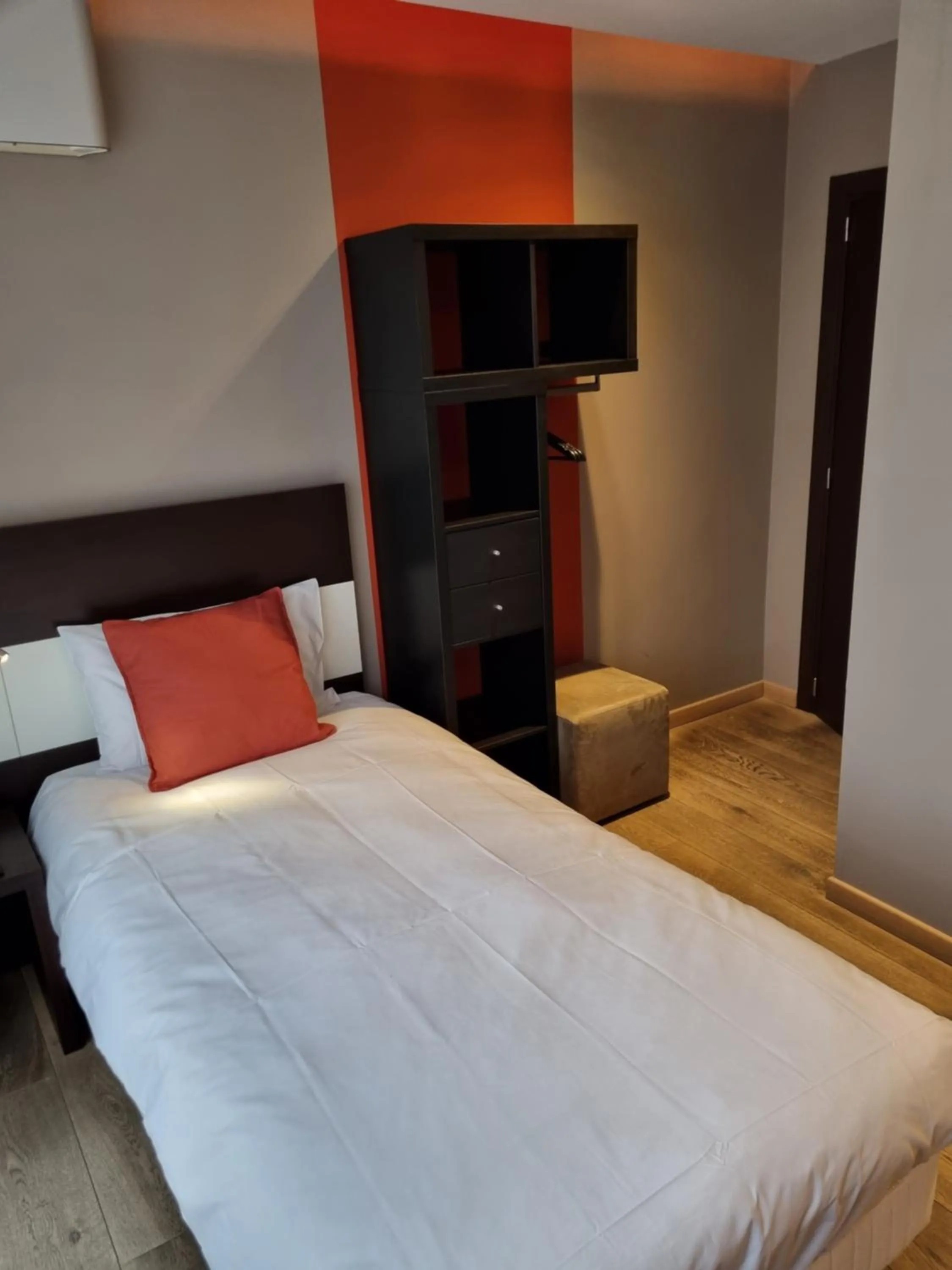 Photo of the whole room, Bed in Skol l'Original