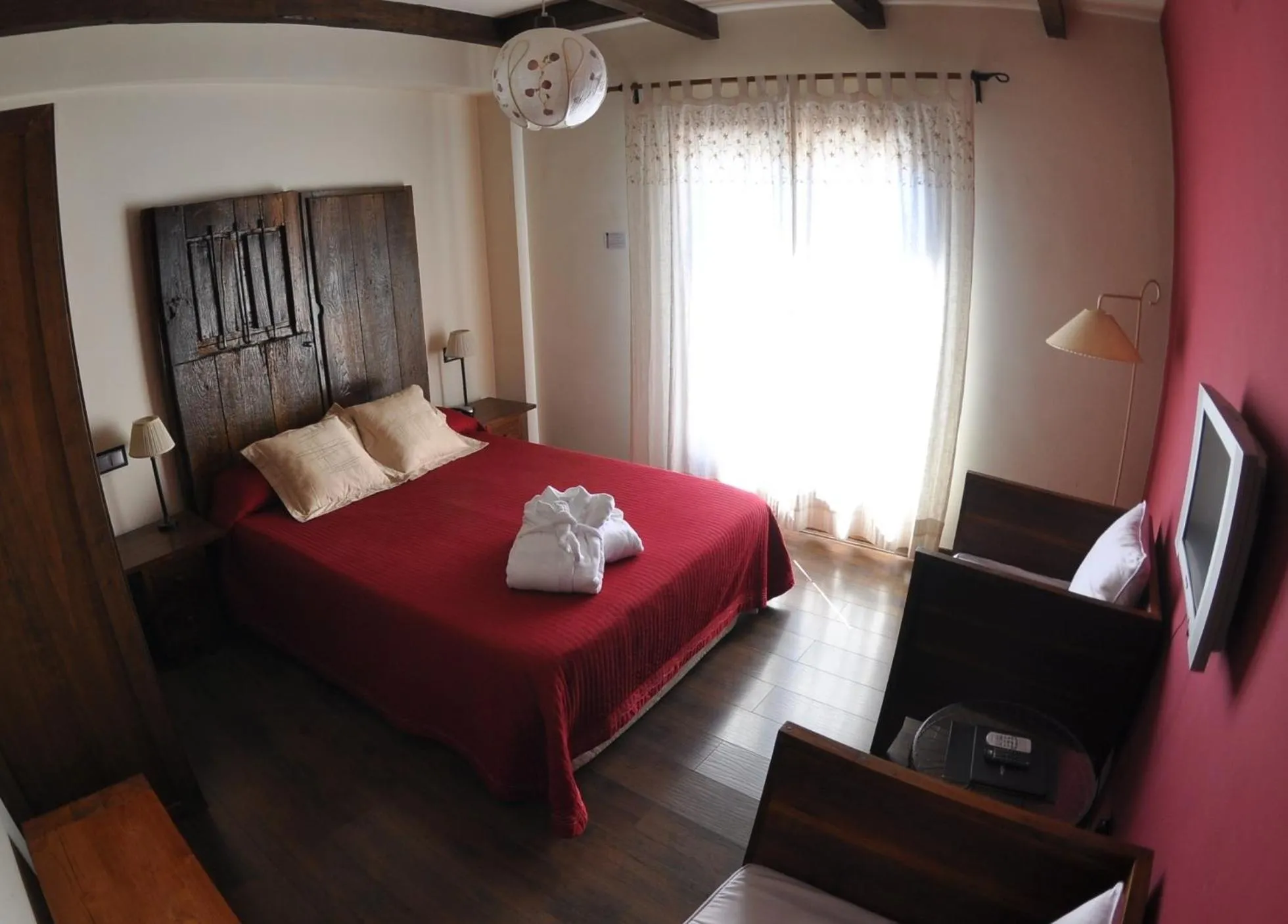 Photo of the whole room in La Posada del Casar