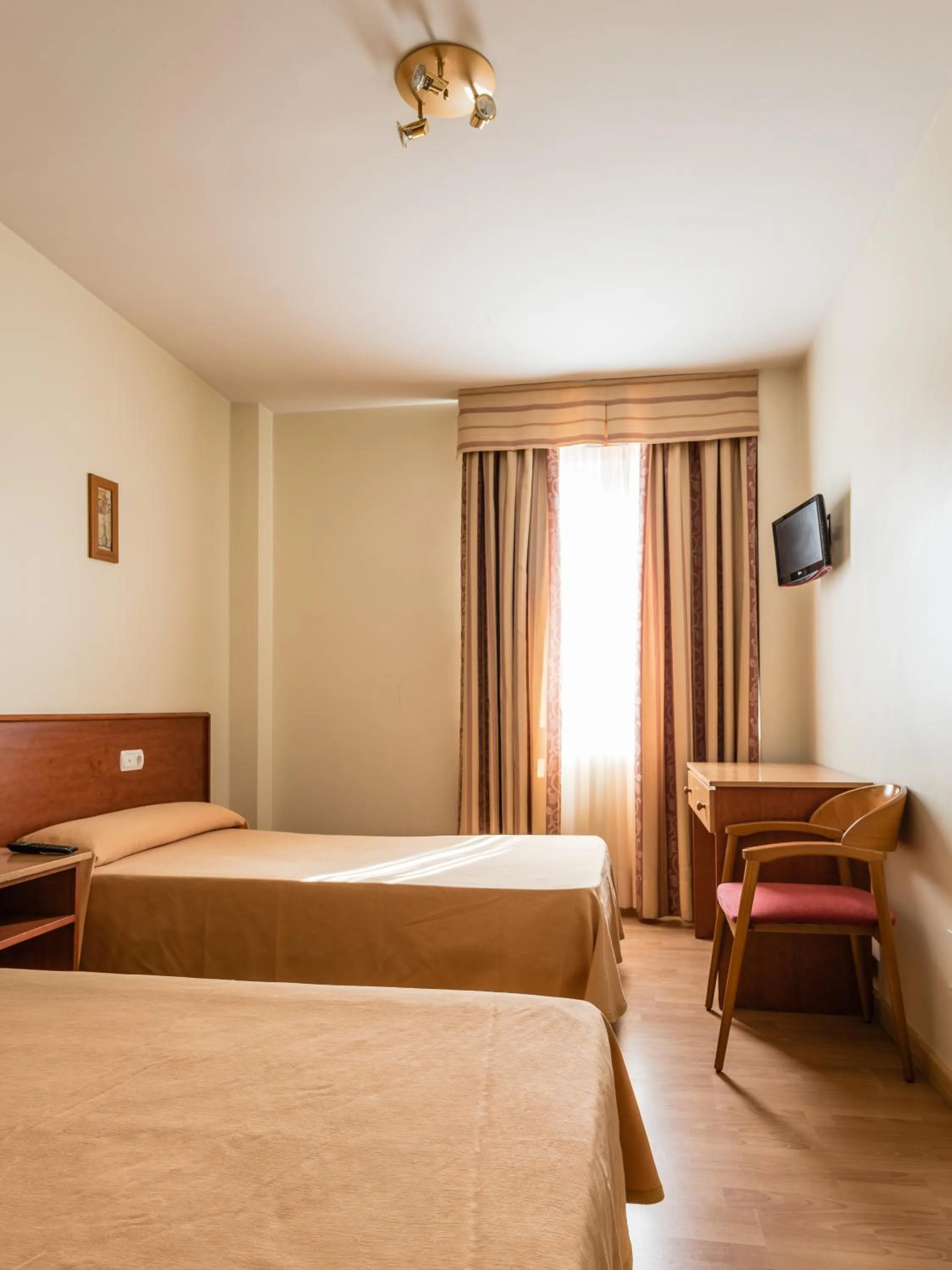 Bedroom, Bed in Hotel Ruta del Duero