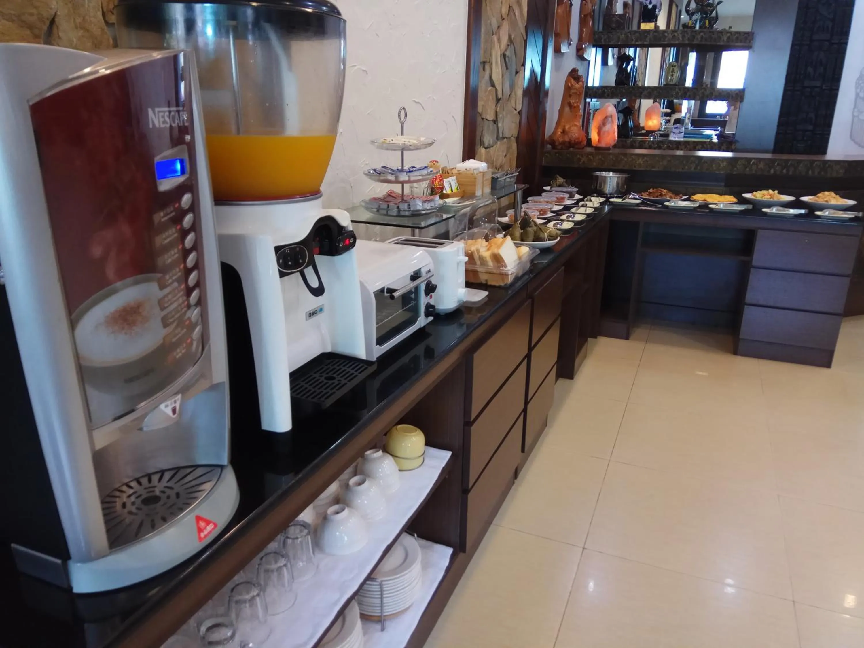 Breakfast in Ace House