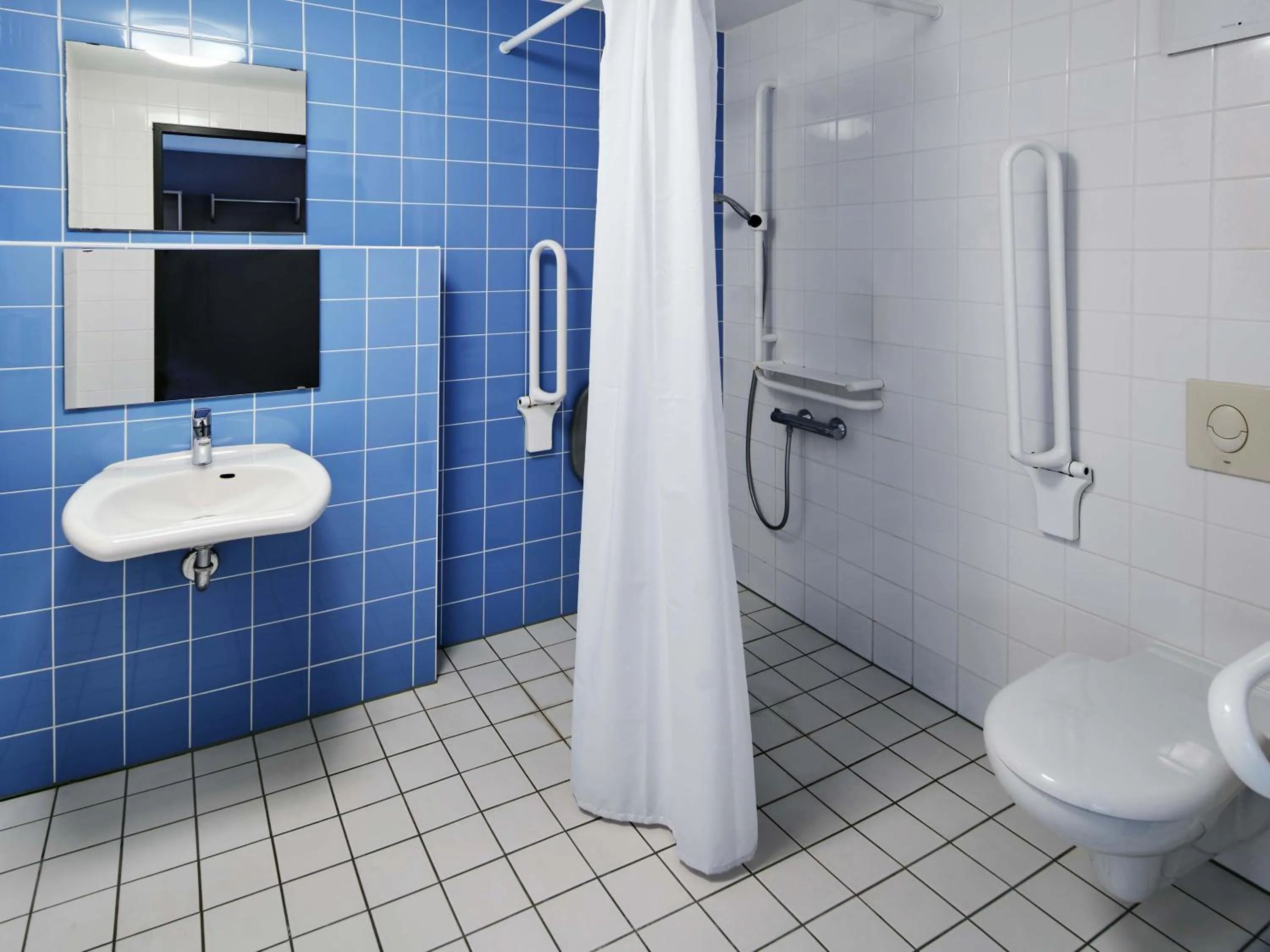 Bathroom in B&B Hotel Darmstadt