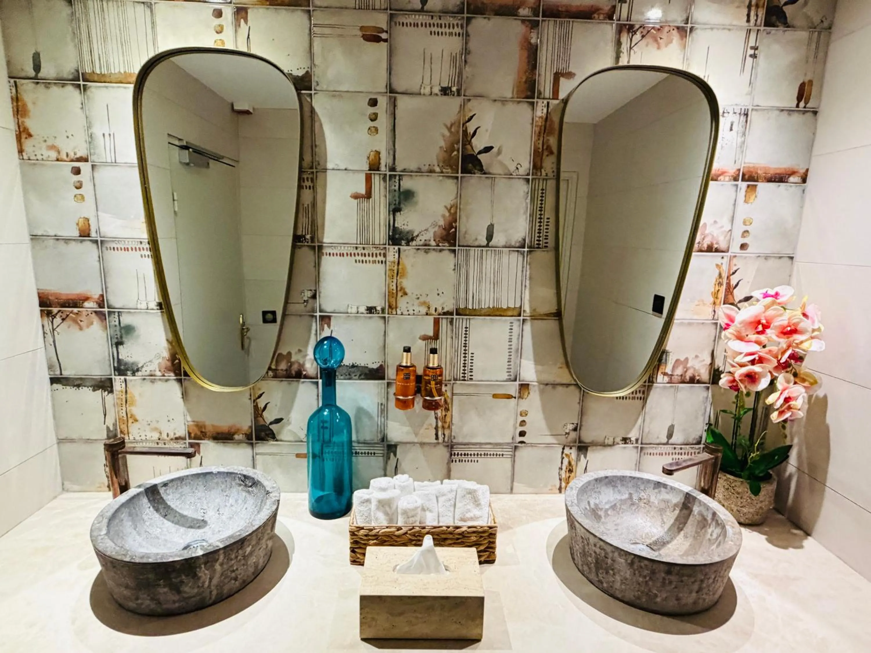 Toilet in Hôtel de L'Esperance