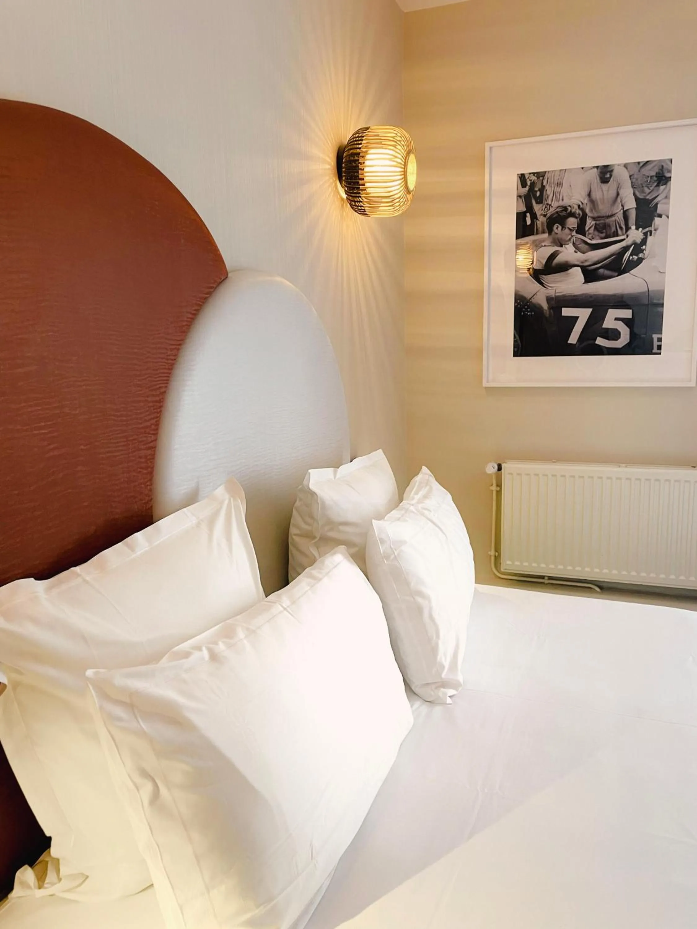 Bed in Hôtel de L'Esperance