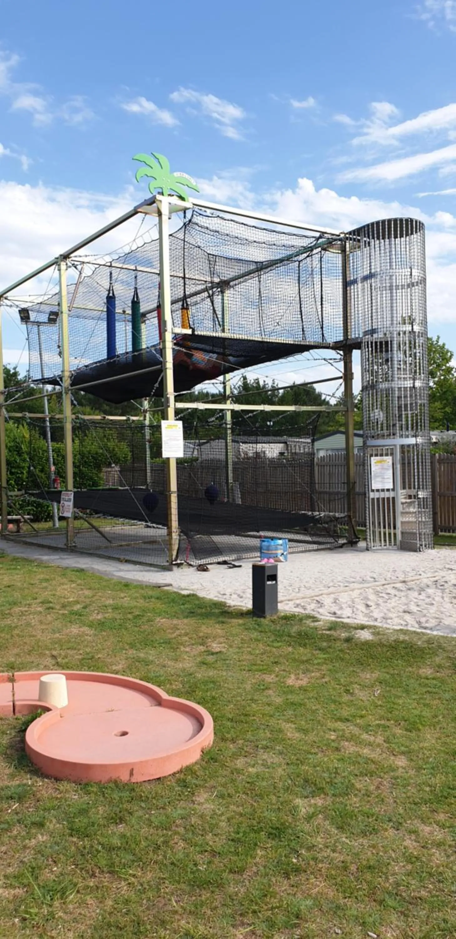 Children play ground in MOBIL HOME 43 dans Camping 4 Etoiles