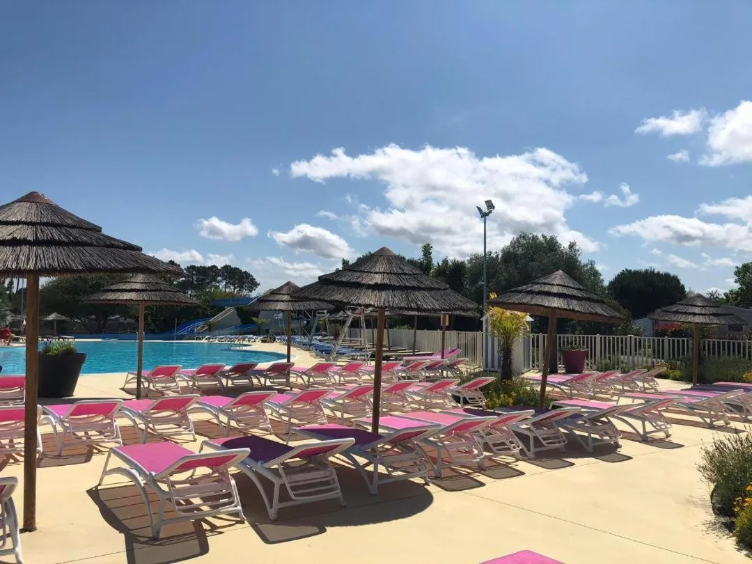 Swimming pool in MOBIL HOME 43 dans Camping 4 Etoiles