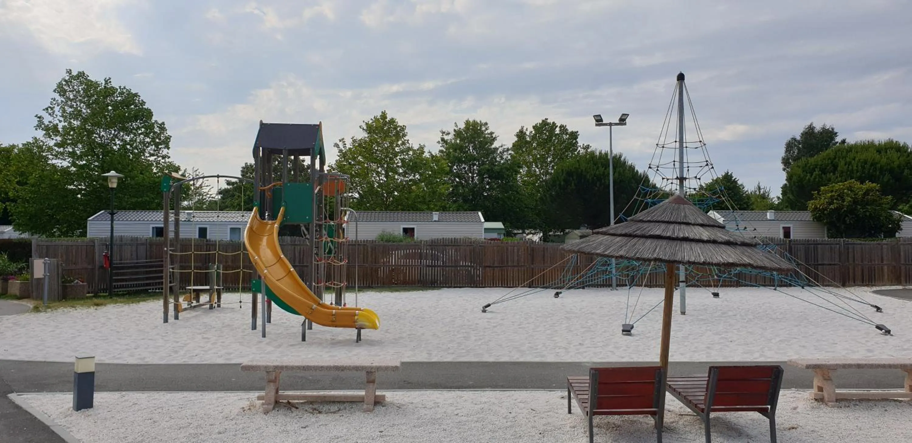 Children play ground in MOBIL HOME 43 dans Camping 4 Etoiles