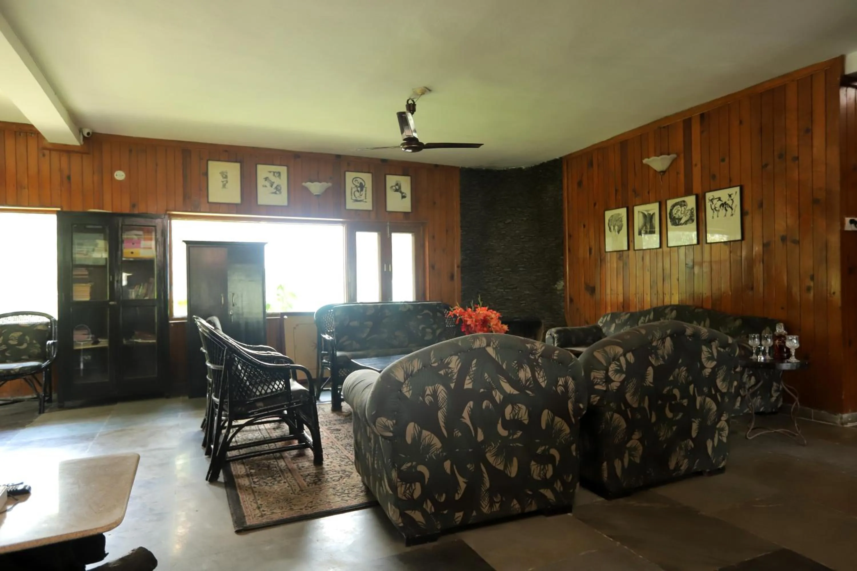 Living room in Cedar Lodge By Aahma