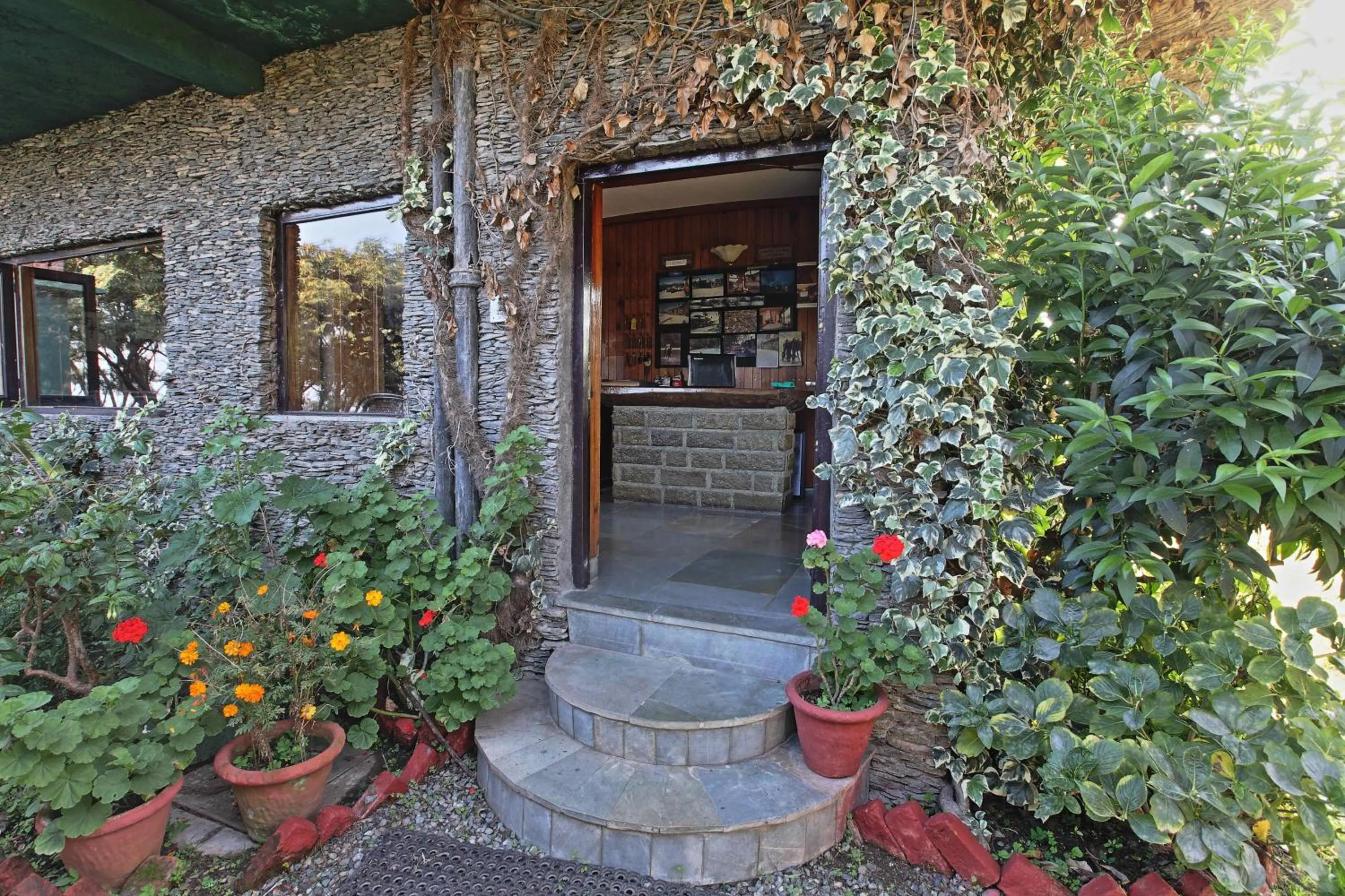 Facade/entrance in Cedar Lodge By Aahma