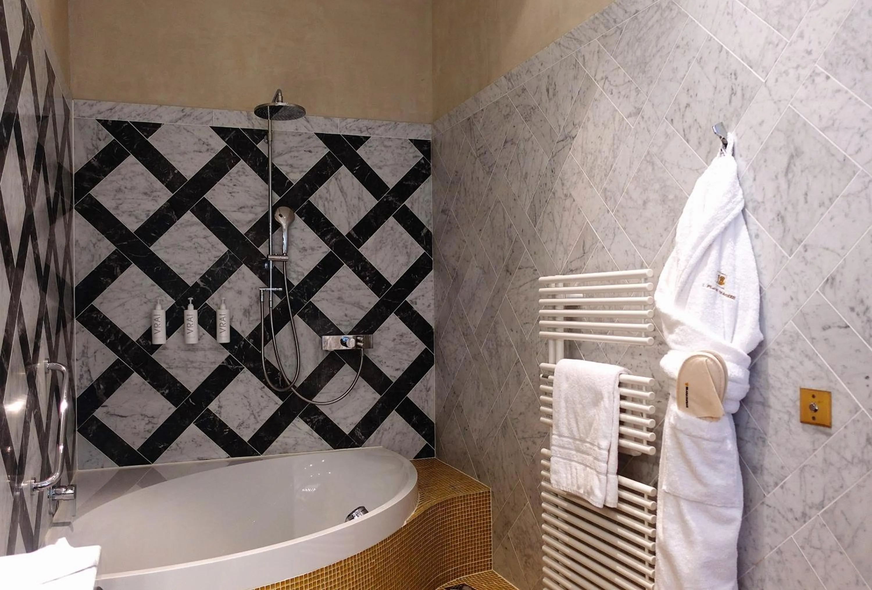 Bathroom in Hotel Le Place d'Armes - Relais & Châteaux