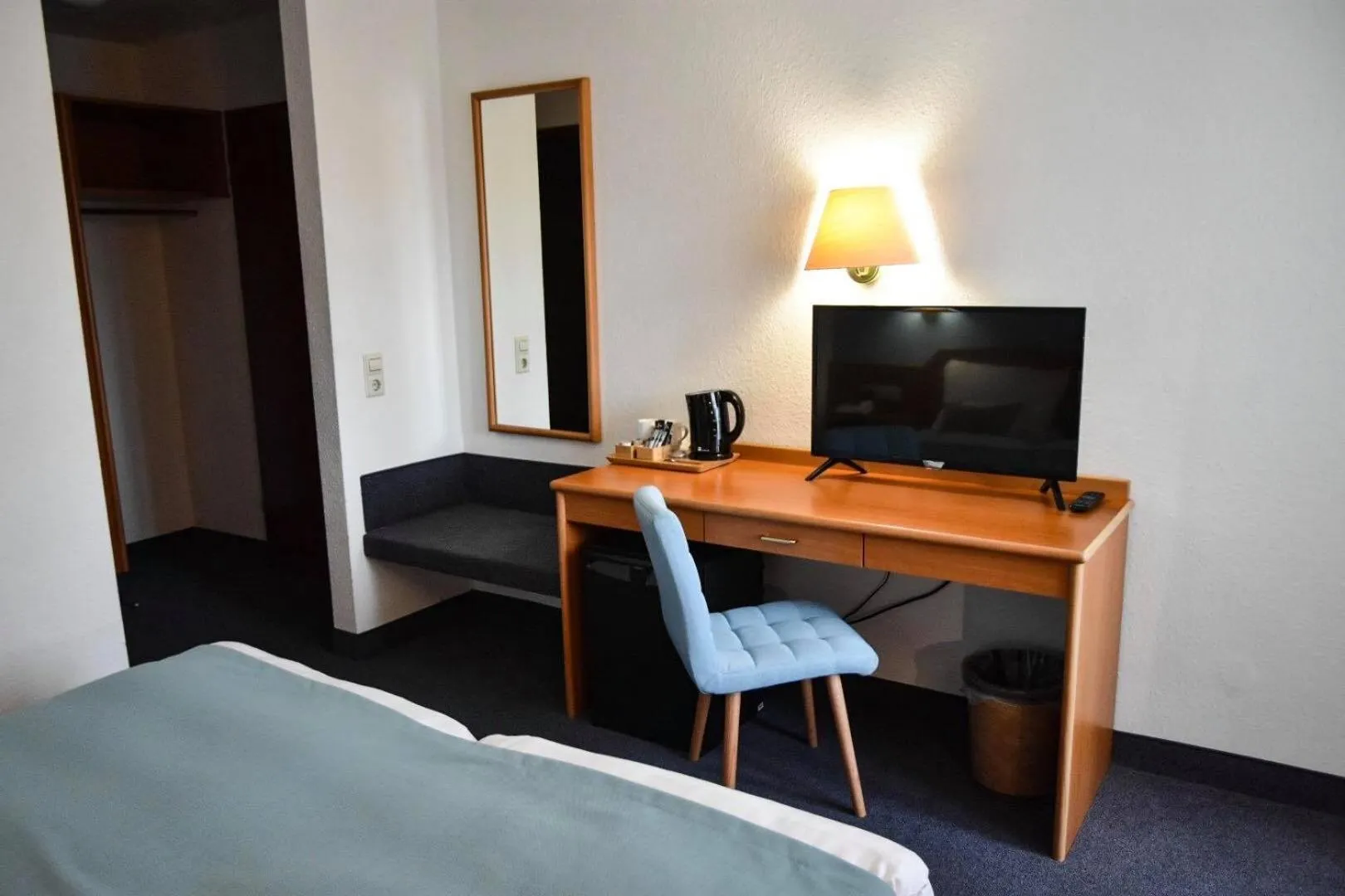 Coffee/tea facilities, Bed in Martins Klause Airport Messe Hotel - Self Check-In