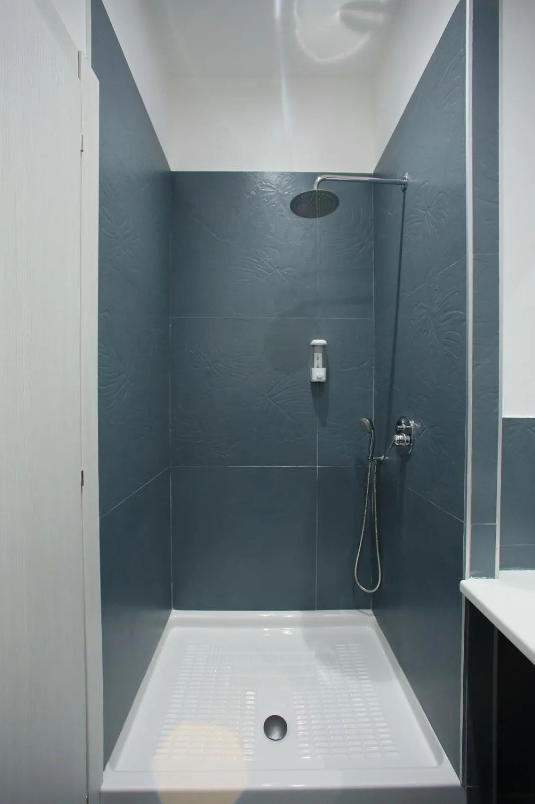 Shower in Mascalzone latino luxury rooms