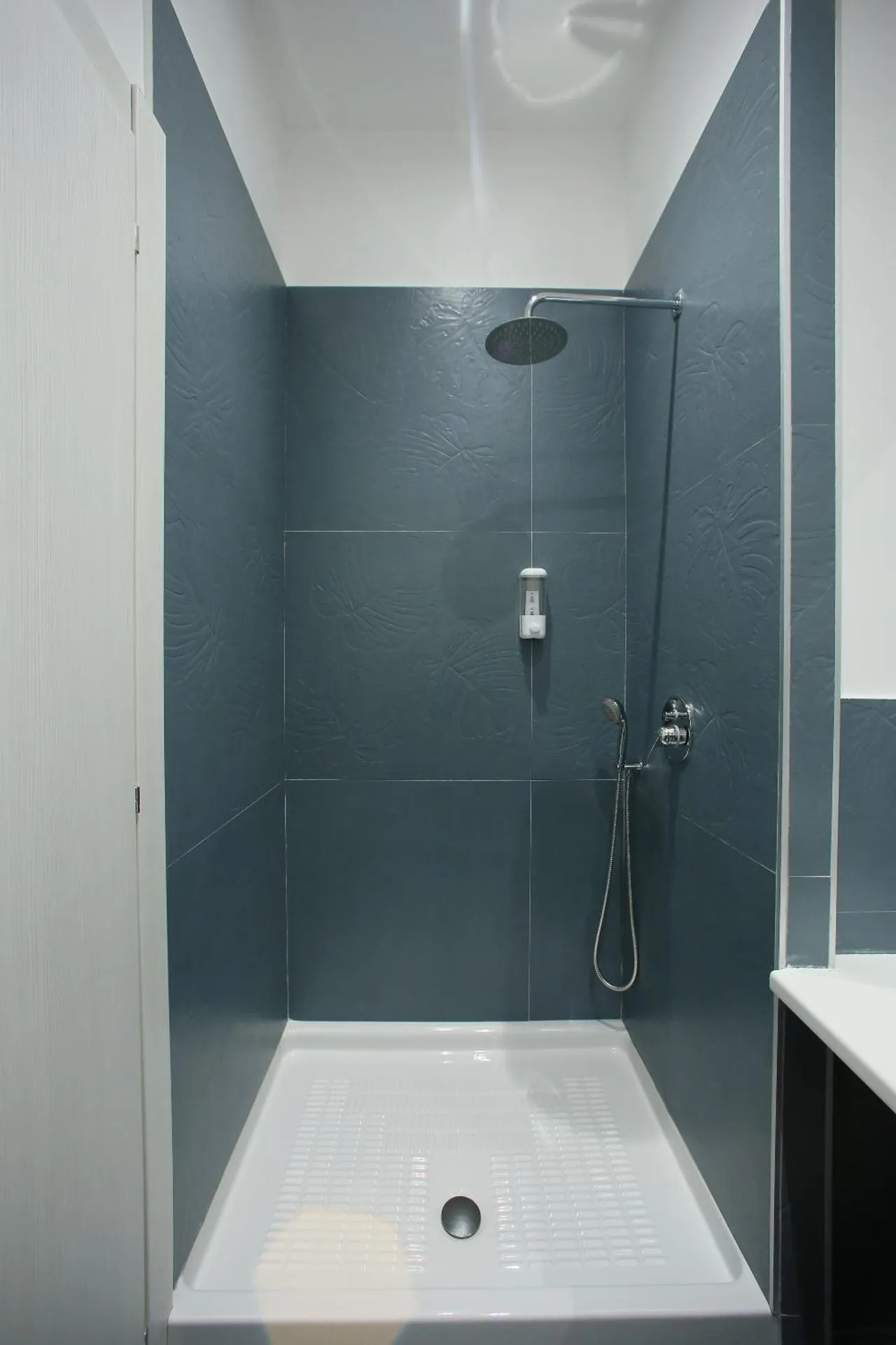 Shower in Mascalzone latino luxury rooms