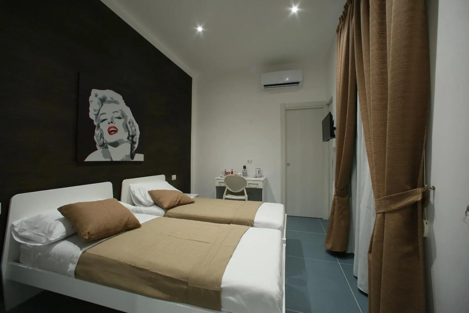 Photo of the whole room, Bed in Mascalzone latino luxury rooms