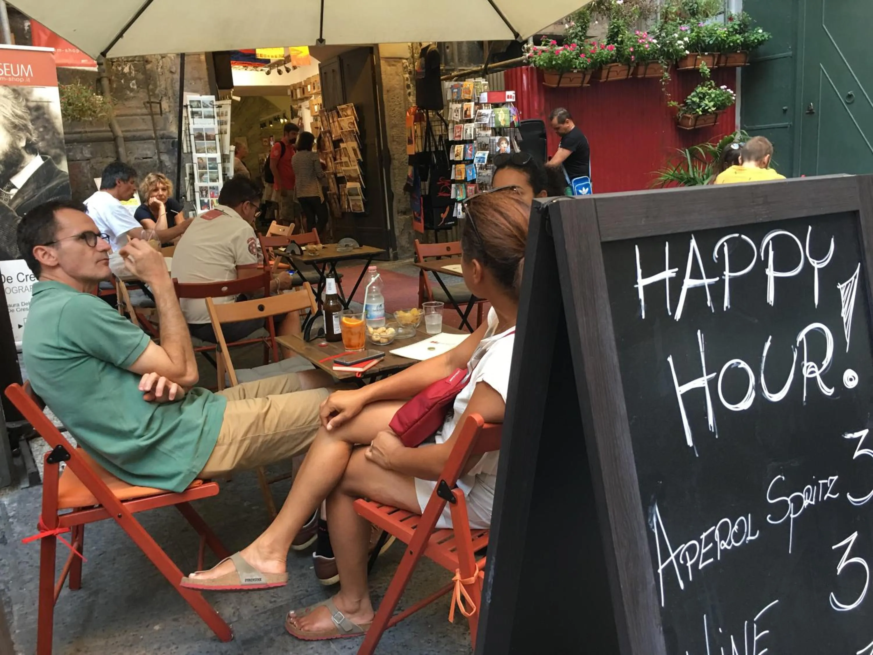 Evening entertainment in Mascalzone latino luxury rooms