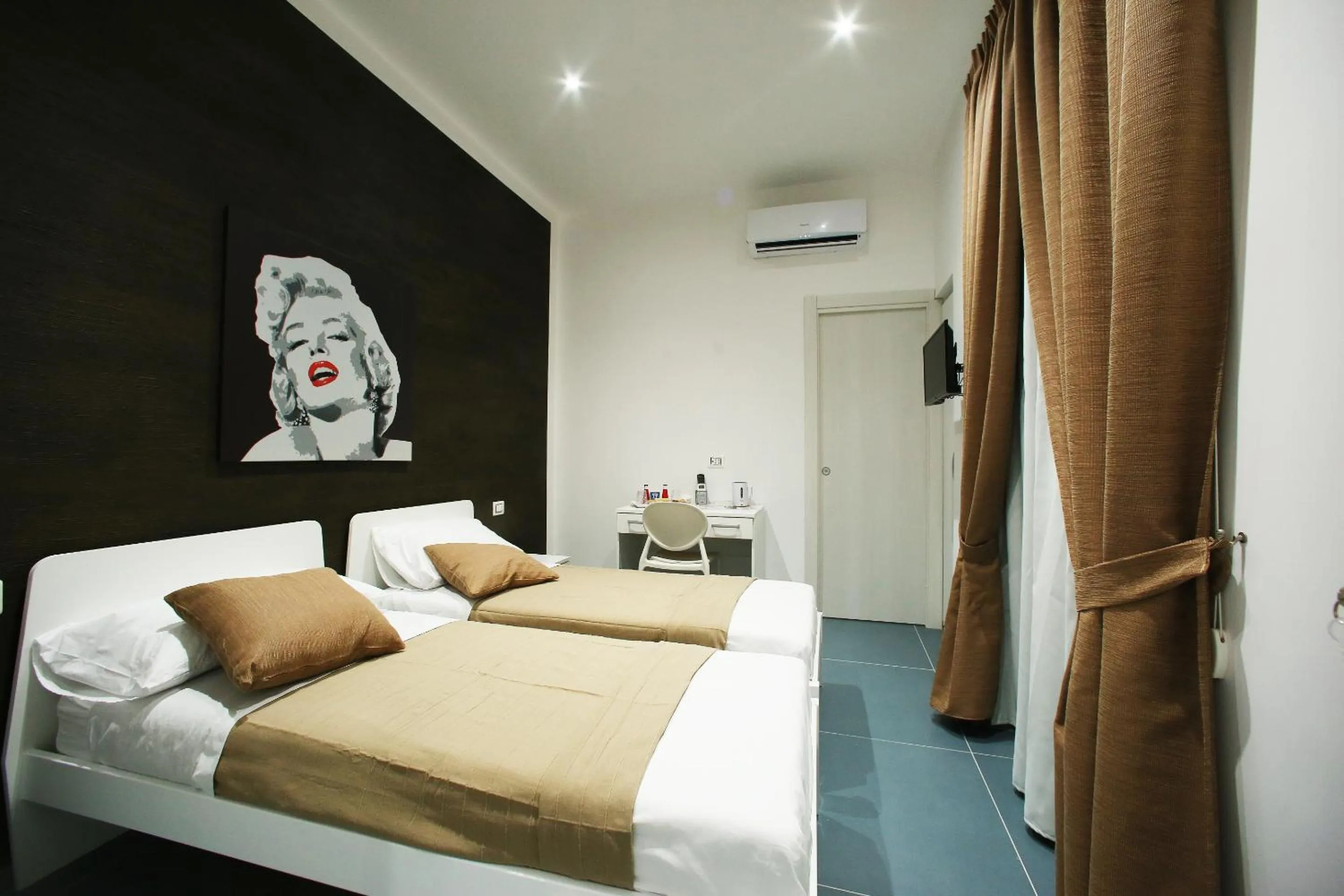 Photo of the whole room, Bed in Mascalzone latino luxury rooms