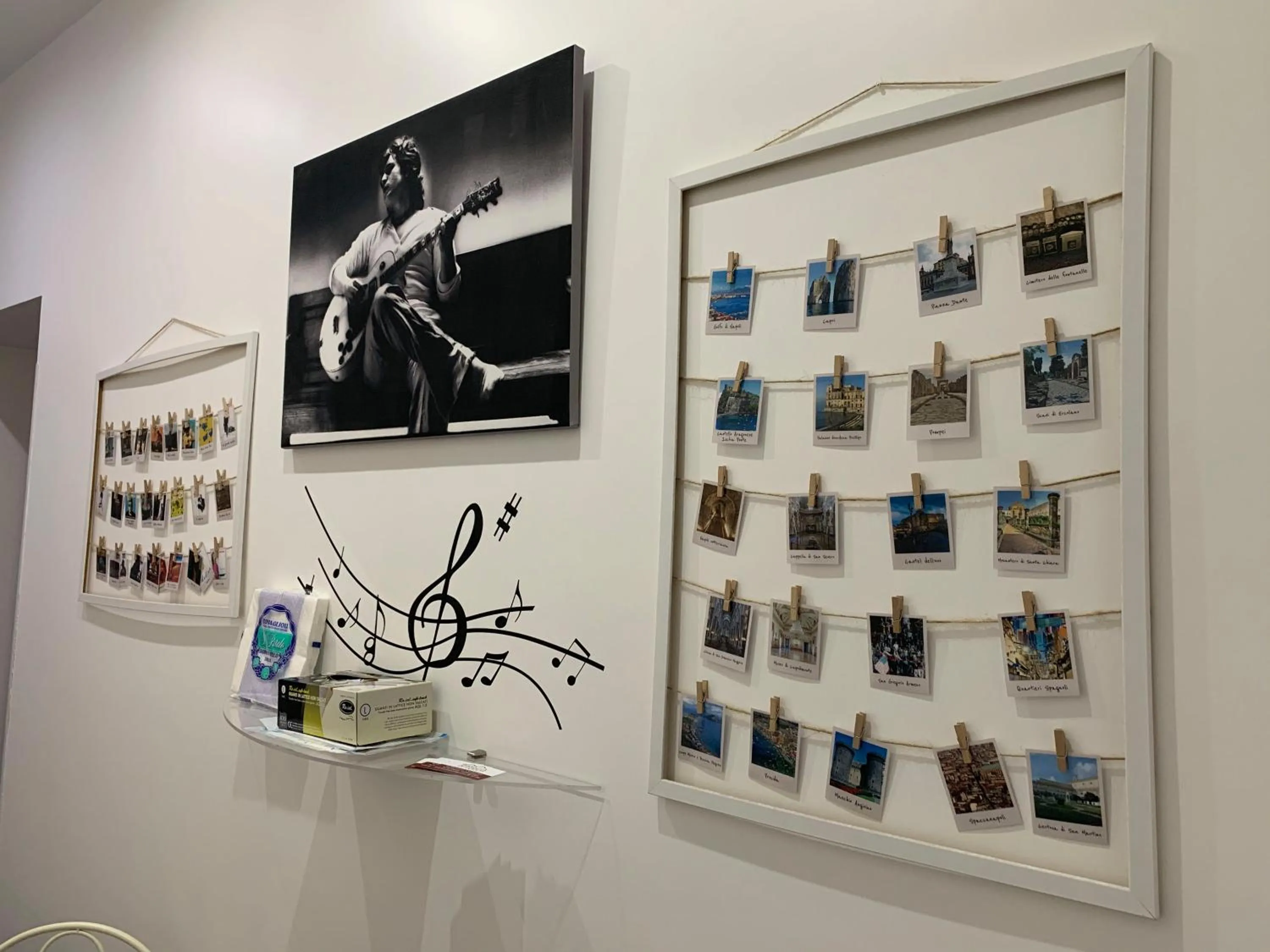 Communal lounge/ TV room in Mascalzone latino luxury rooms