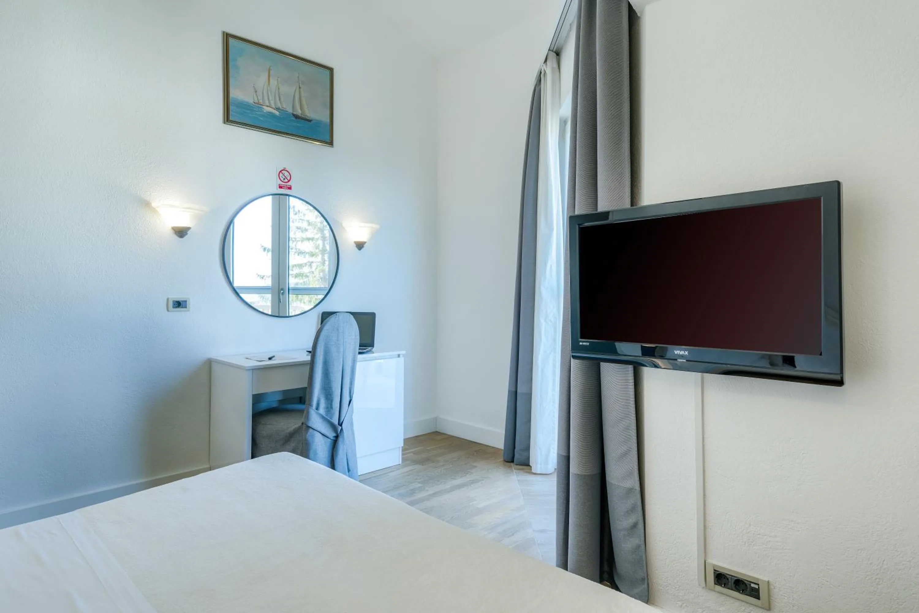 TV and multimedia, Bed in Hotel Riva Kaštela with swimming pool