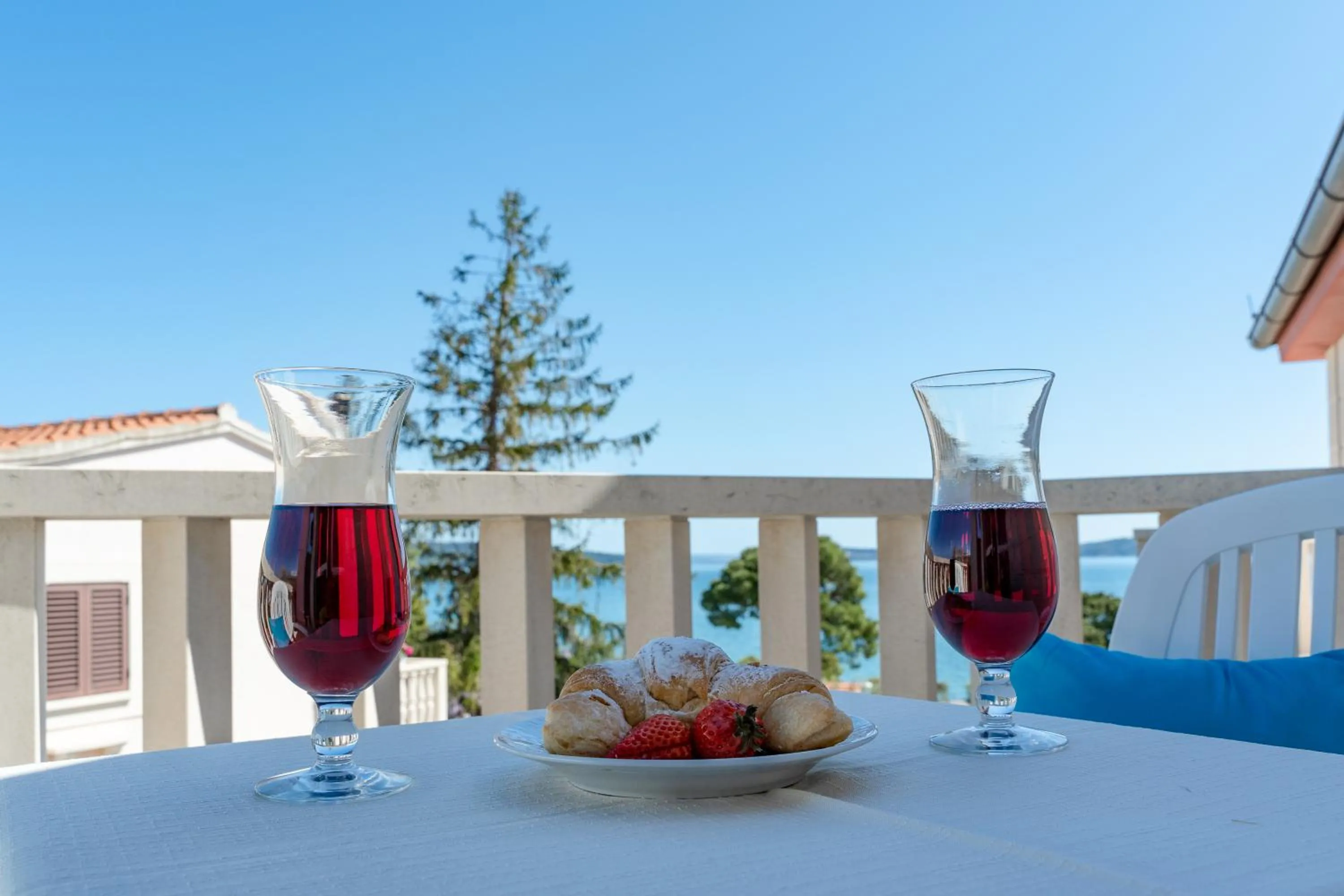 Food and drinks in Hotel Riva Kaštela with swimming pool