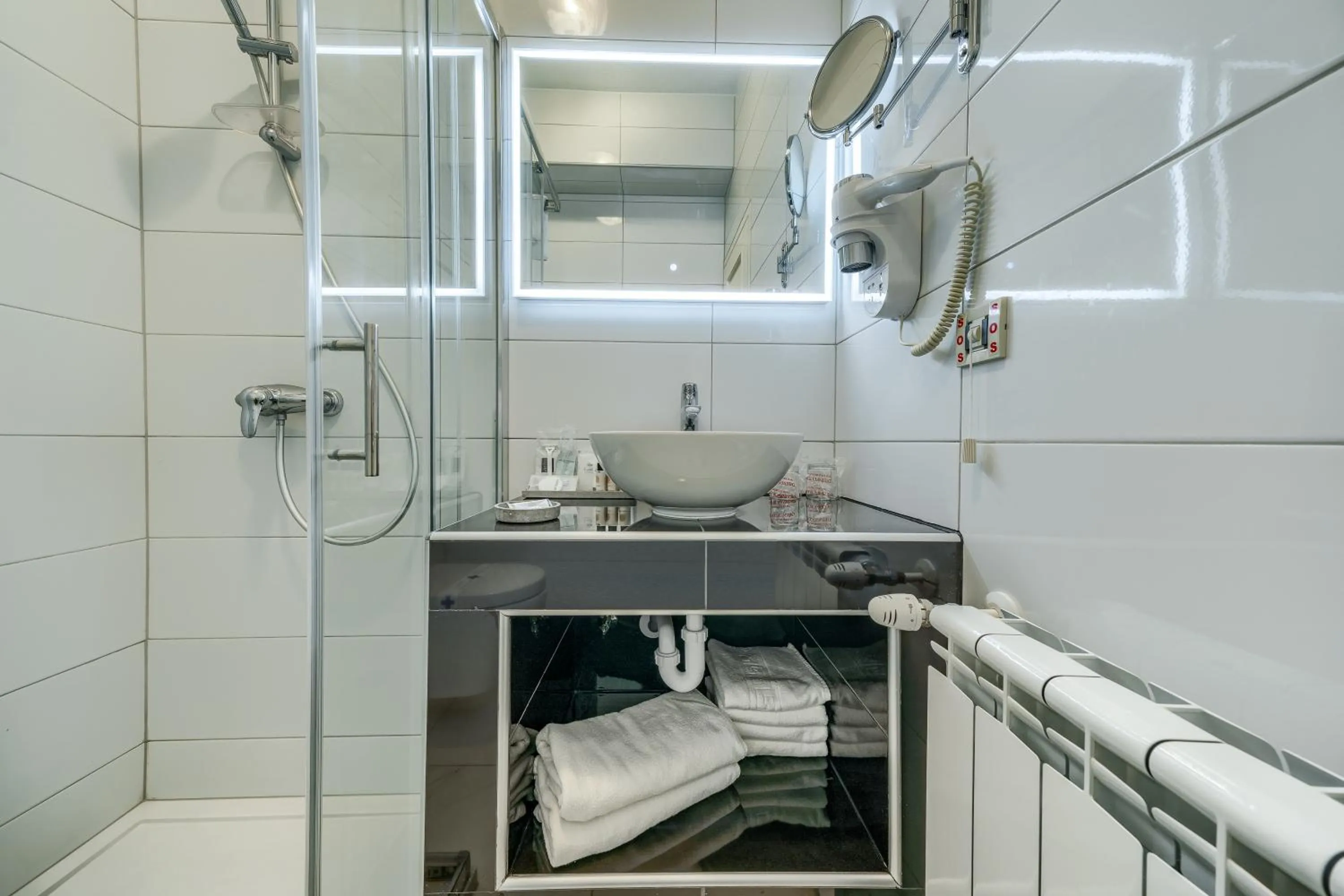 Shower in Hotel Riva Kaštela with swimming pool