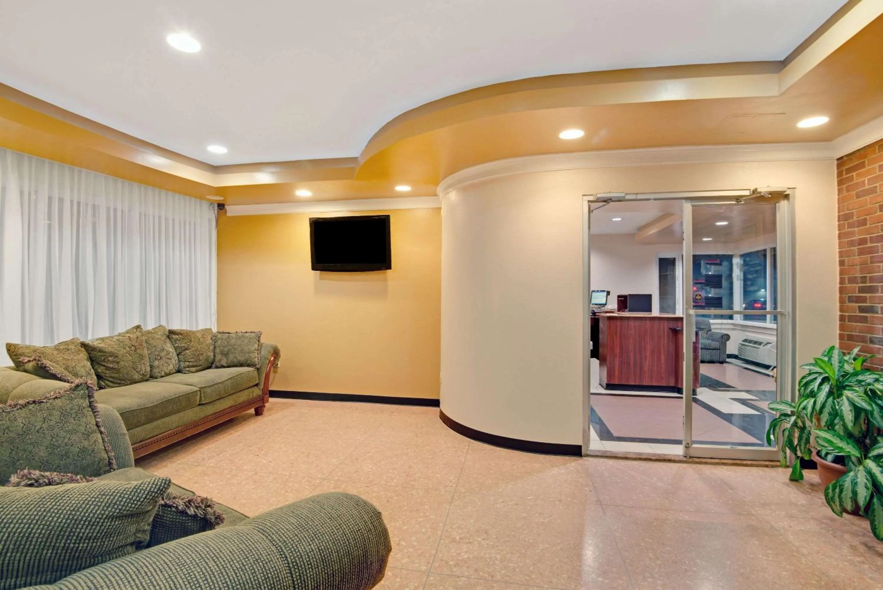 Coffee/tea facilities in Super 8 by Wyndham Milford/New Haven