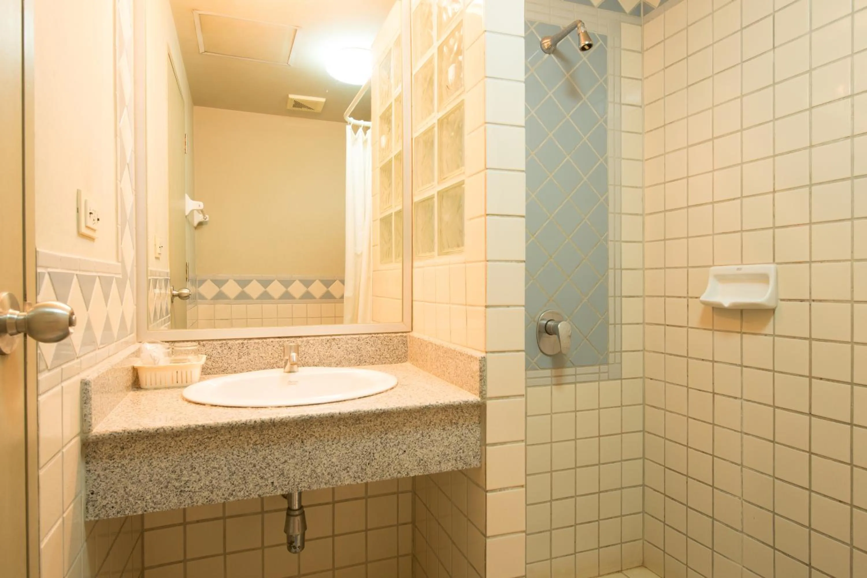 Shower in Baan Pratoom