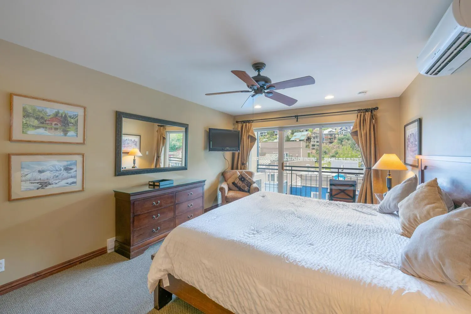 Bed in Treasure Mountain Inn