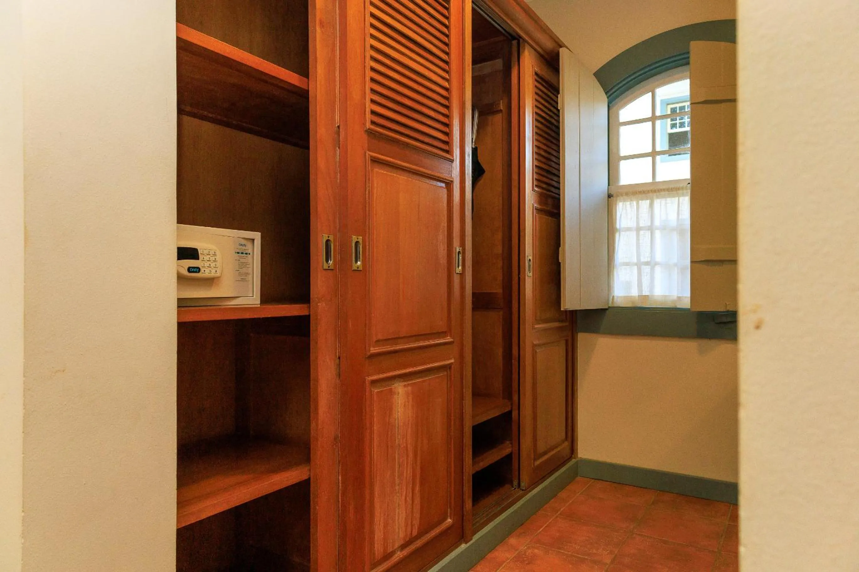 wardrobe in Vila Angatu Eco Resort & SPA