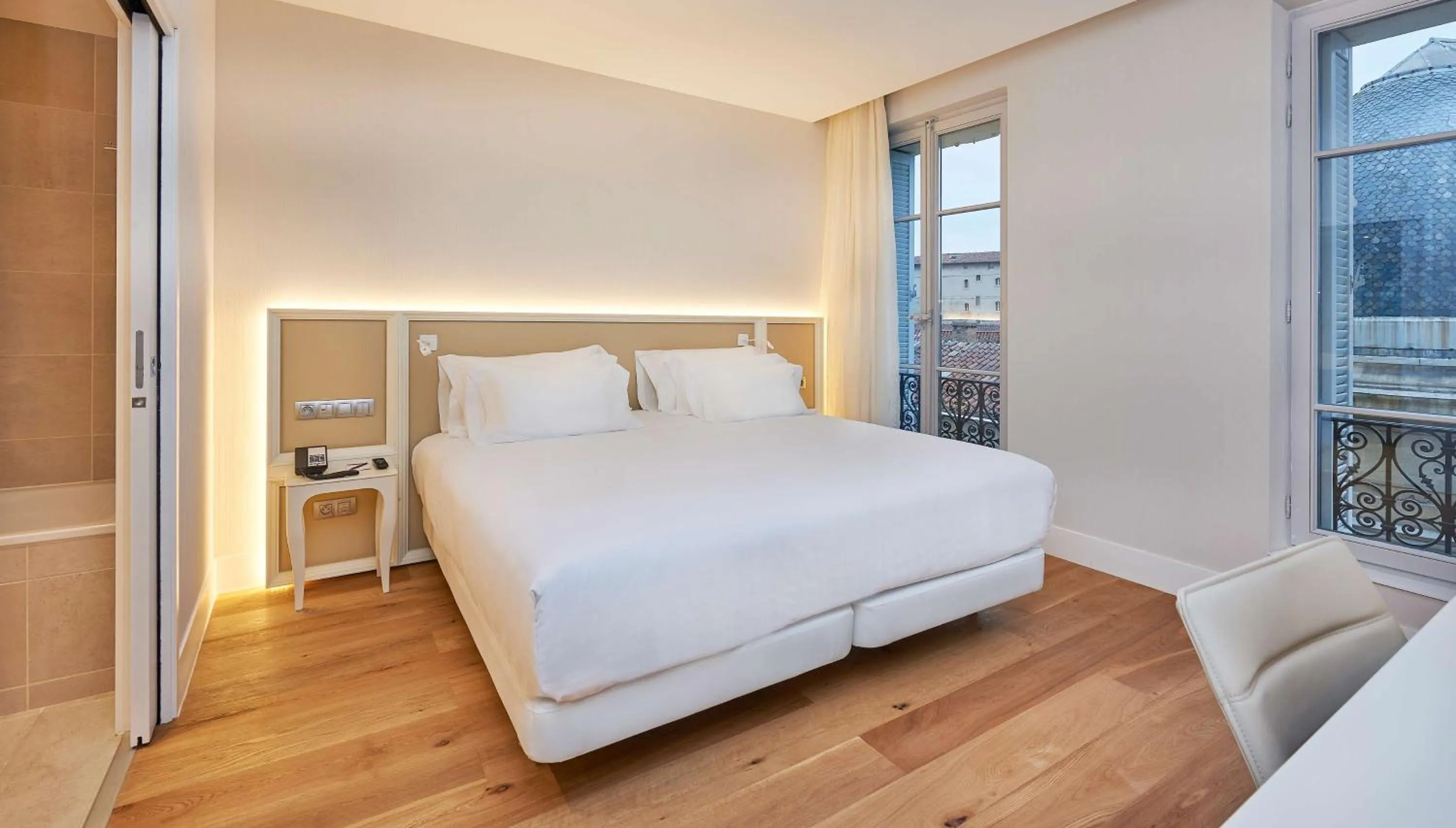 Photo of the whole room, Bed in NH Collection Marseille