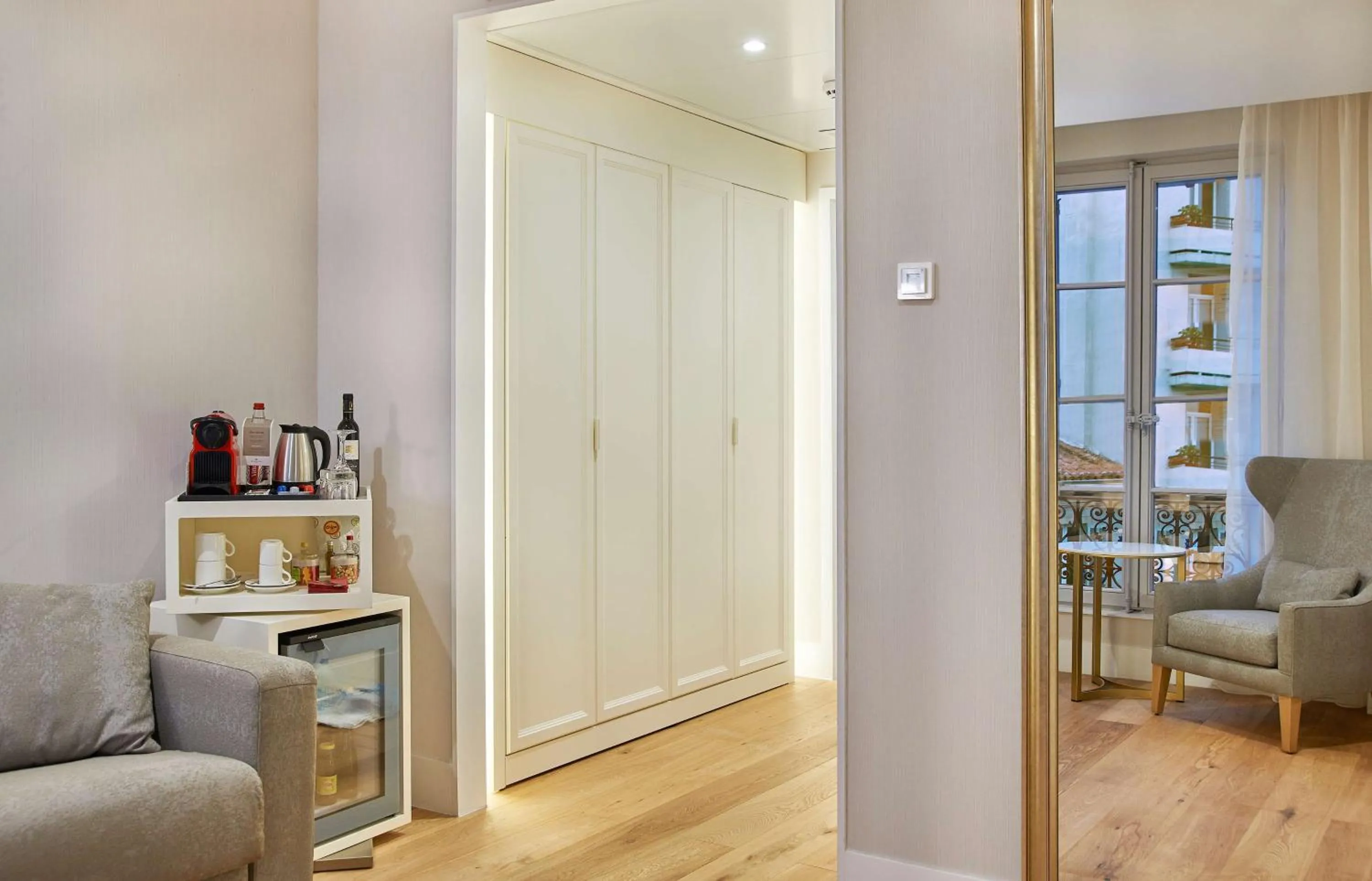 Photo of the whole room in NH Collection Marseille