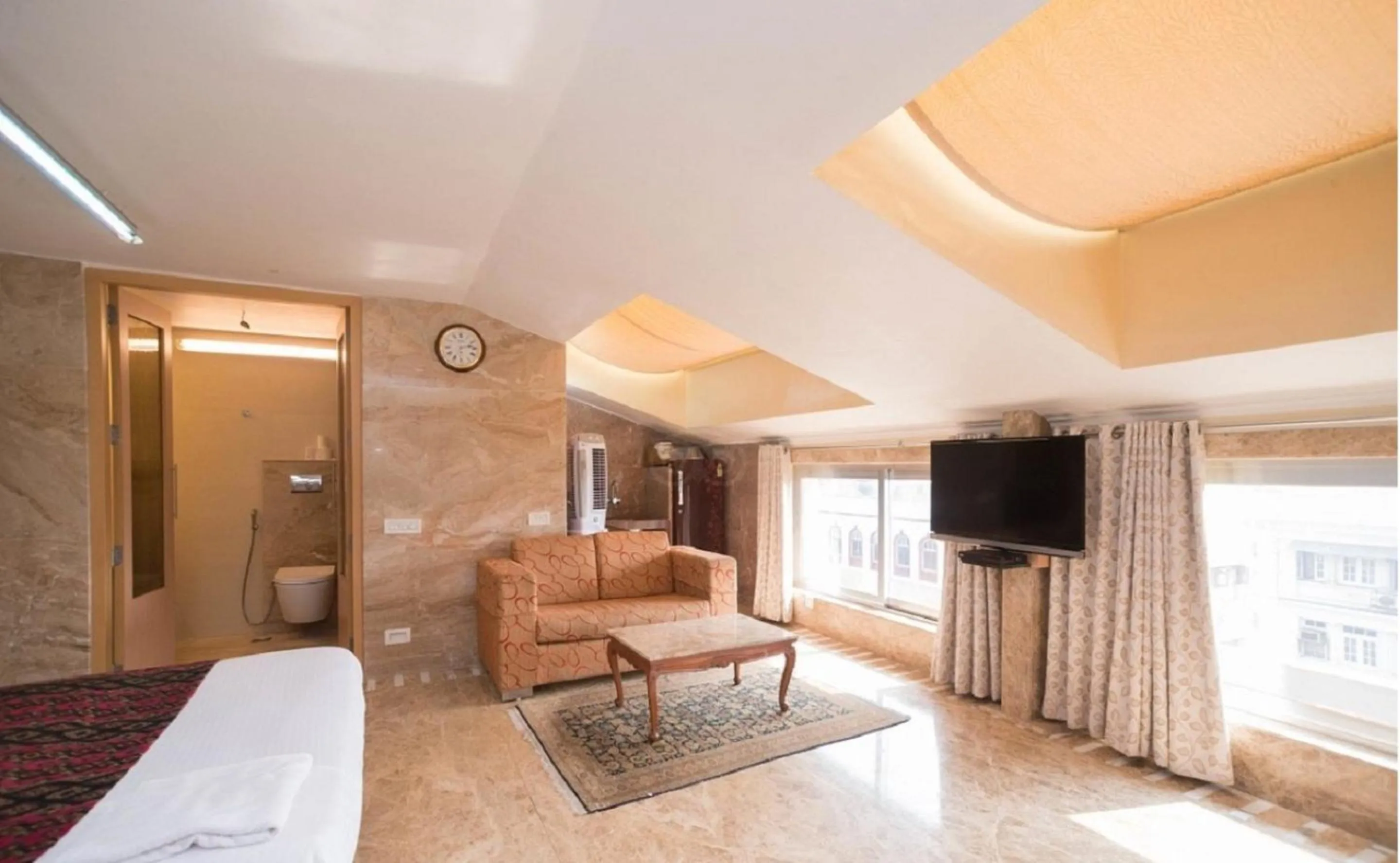 TV and multimedia, Bed in Regent Hotel