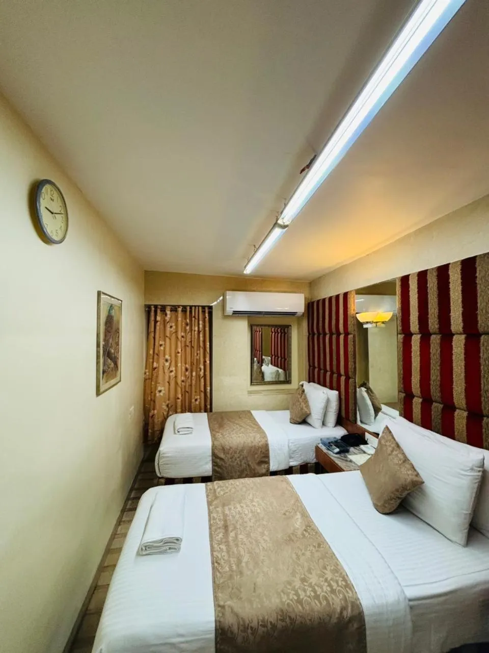 Bedroom, Bed in Regent Hotel