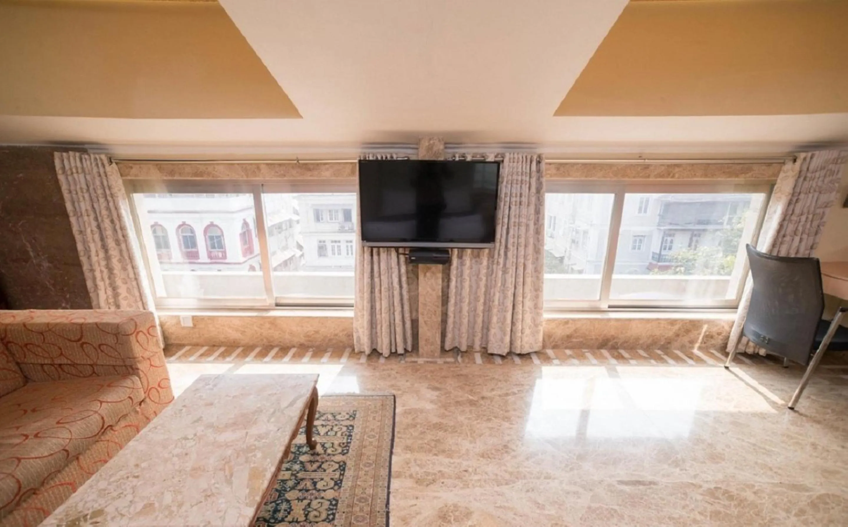 TV and multimedia in Regent Hotel