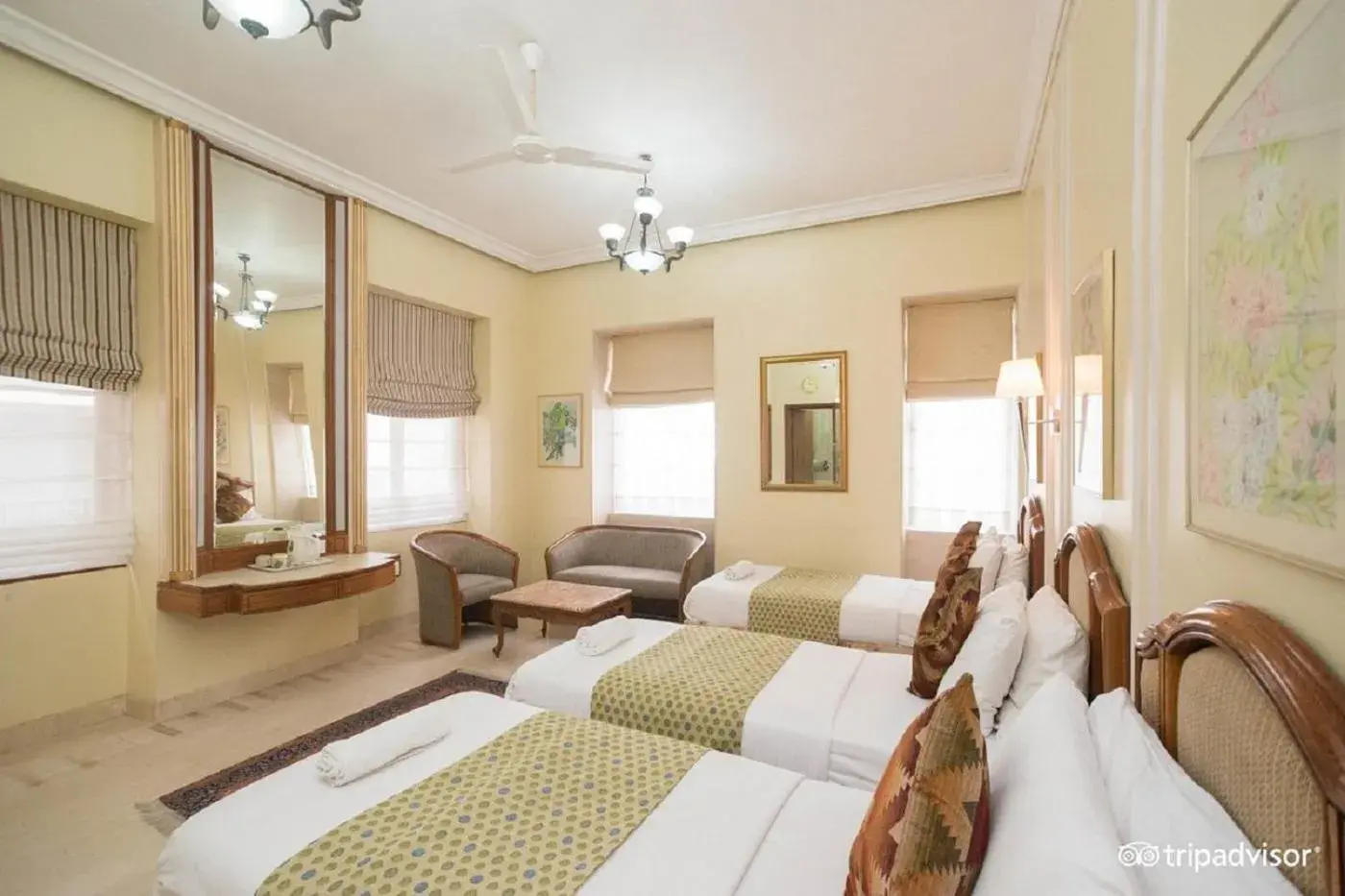 Deluxe Triple Room in Regent Hotel Deluxe Triple Room in Regent Hotel