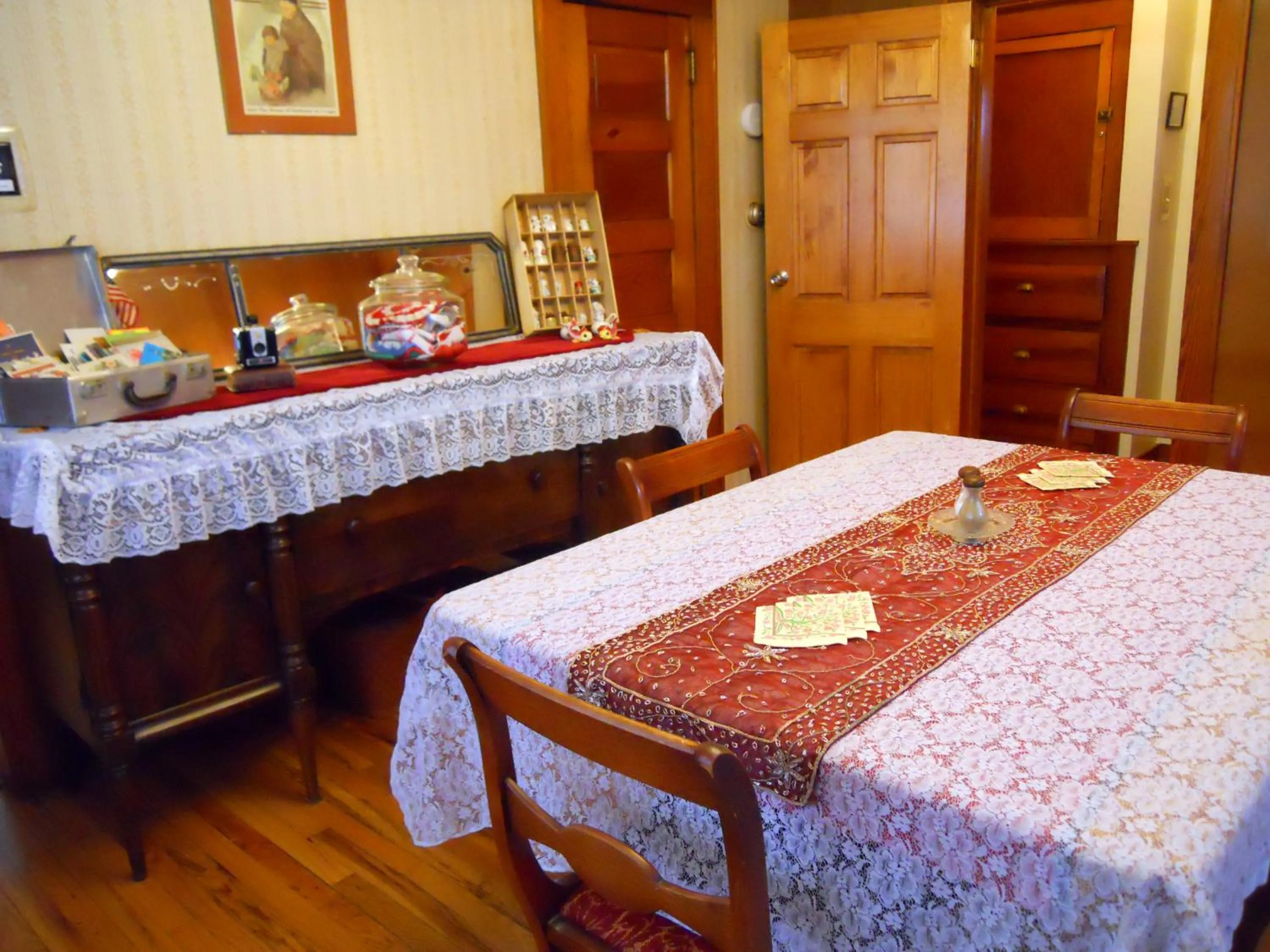 Dining area, Bed in Little River Inn Motel