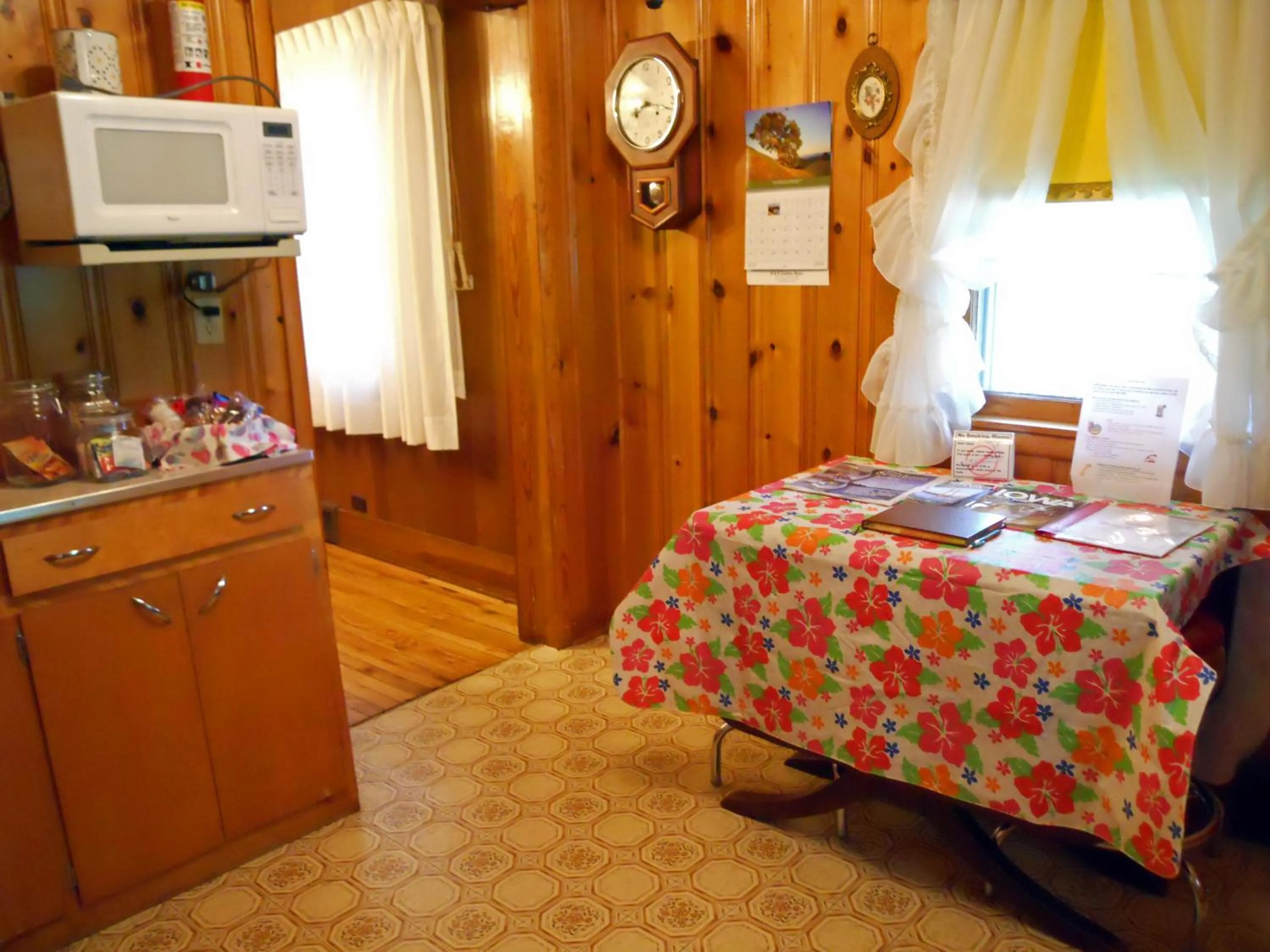 Kitchen or kitchenette, Bed in Little River Inn Motel